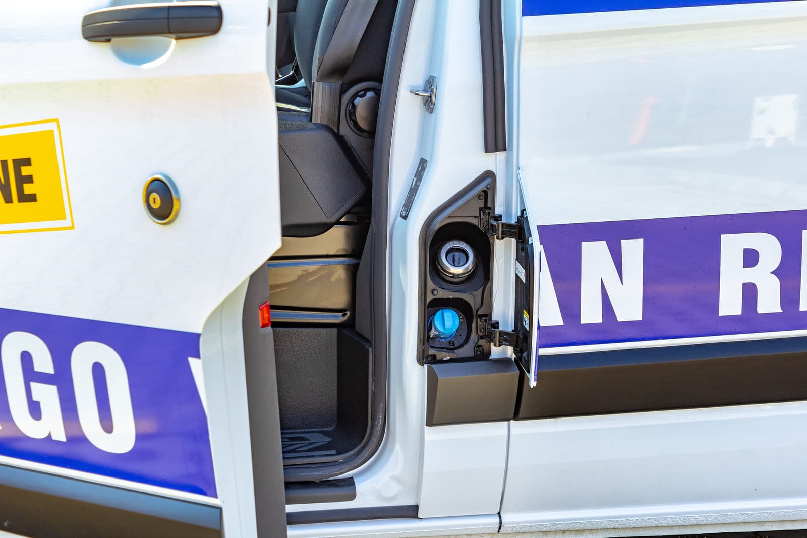 https://topmobility-stage-cms.s3.eu-central-1.amazonaws.com/ford_custom_cargo_van_fuel_tank_ac098a9399.jpg