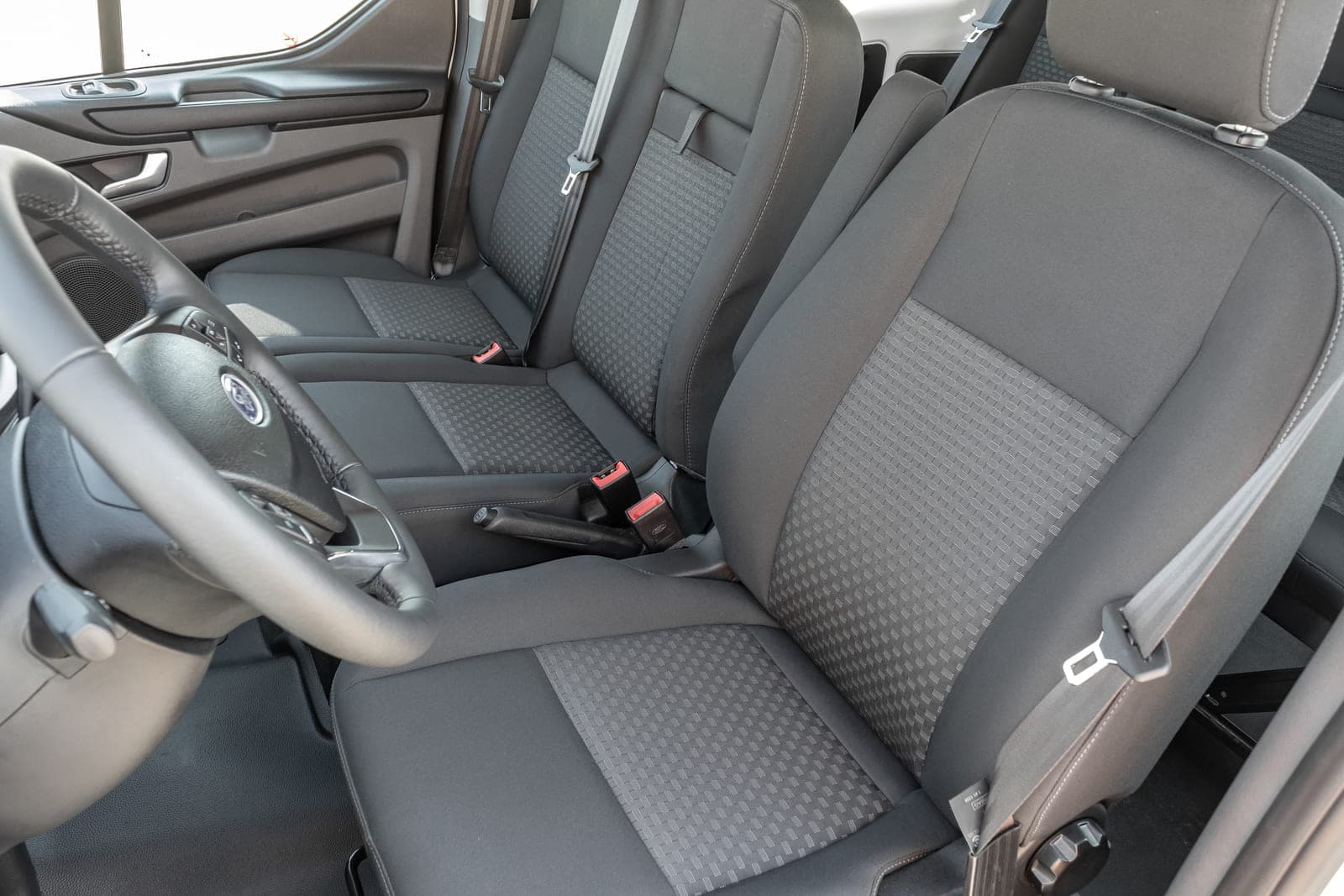 https://topmobility-stage-cms.s3.eu-central-1.amazonaws.com/ford_custom_passenger_front_seats_160188f4cc.jpg
