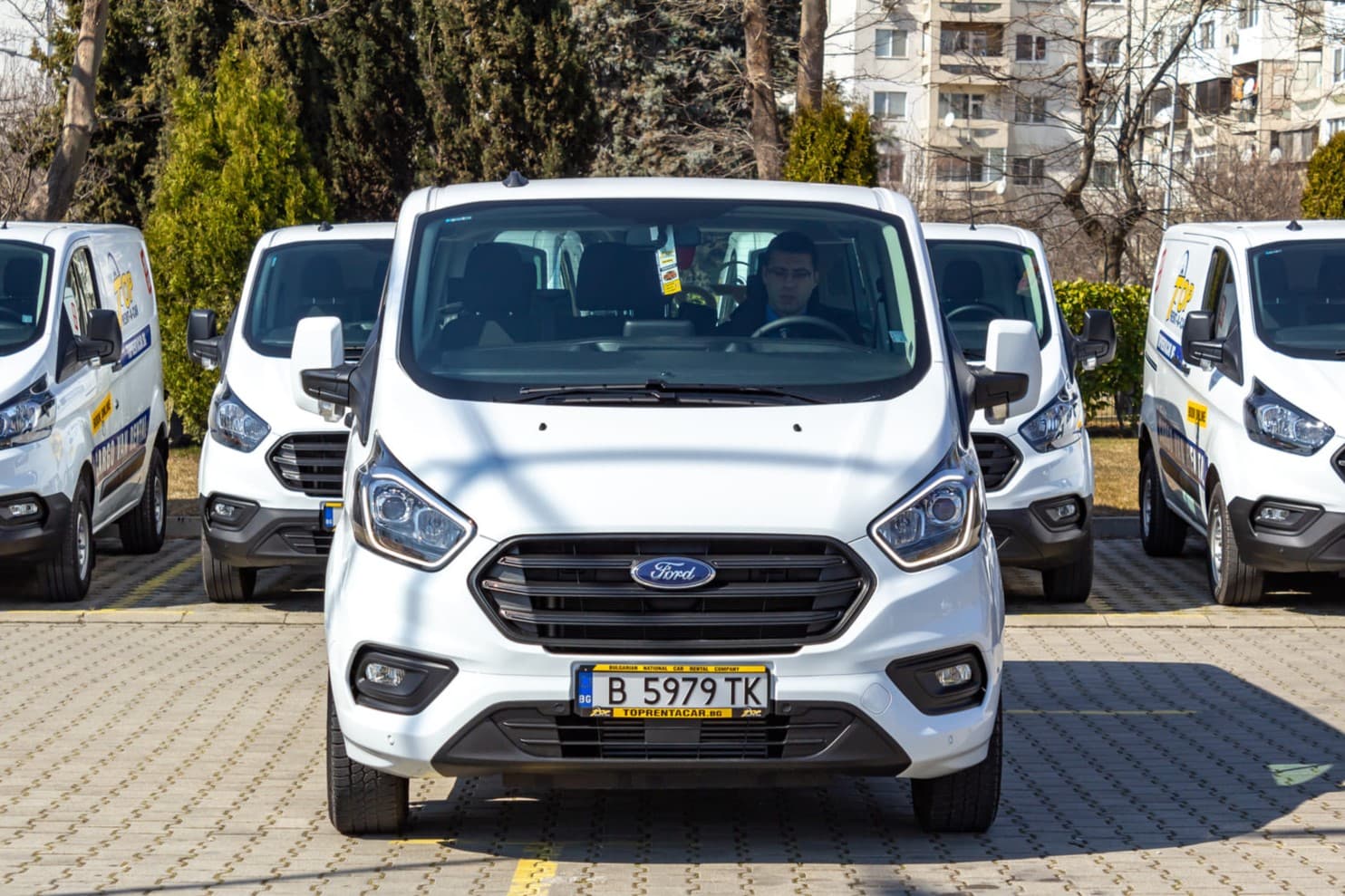 https://topmobility-stage-cms.s3.eu-central-1.amazonaws.com/ford_custom_passenger_front_view_7f8ef9b3a0.jpg