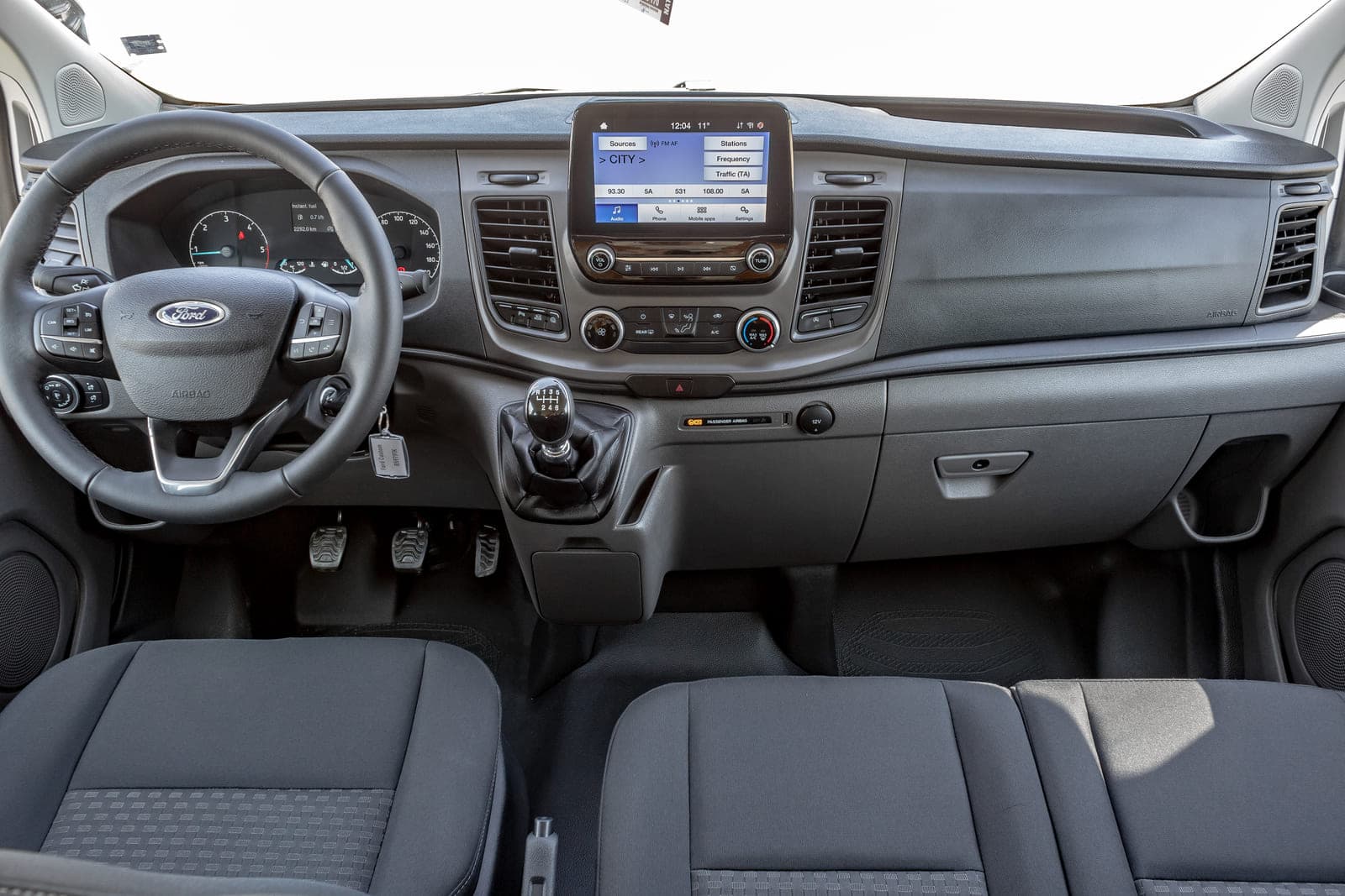 https://topmobility-stage-cms.s3.eu-central-1.amazonaws.com/ford_custom_passenger_interior_1a1cbcb178.jpg