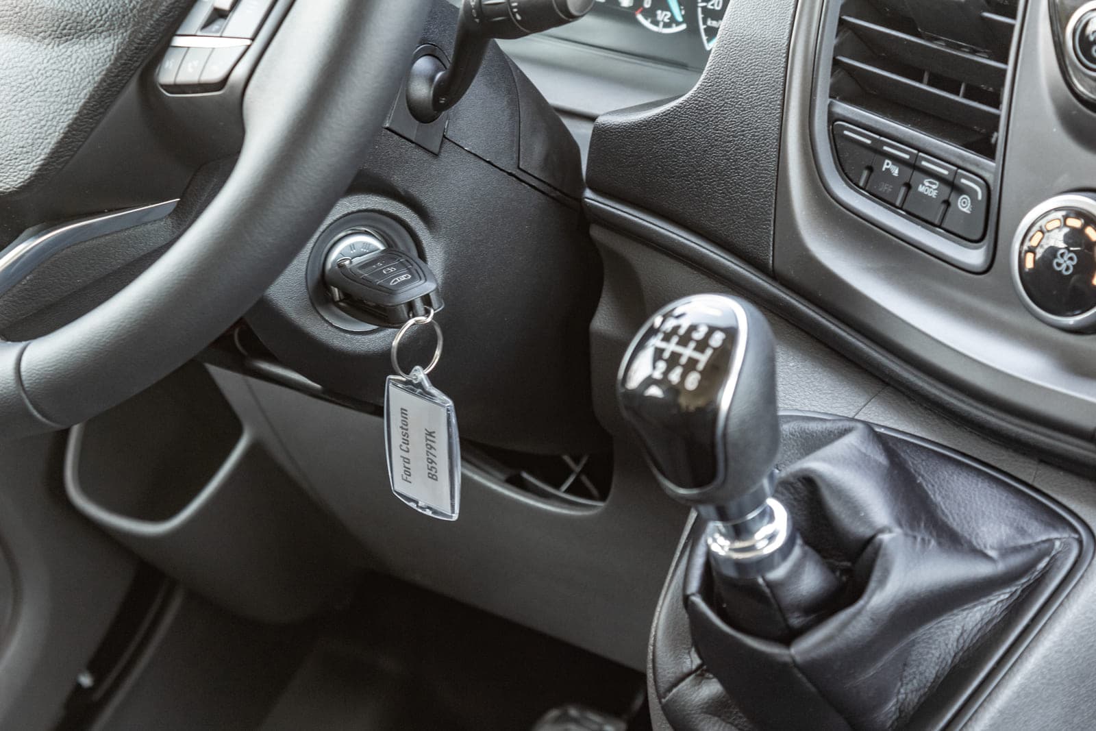https://topmobility-stage-cms.s3.eu-central-1.amazonaws.com/ford_custom_passenger_manual_gearbox_07eb9cb1b6.jpg