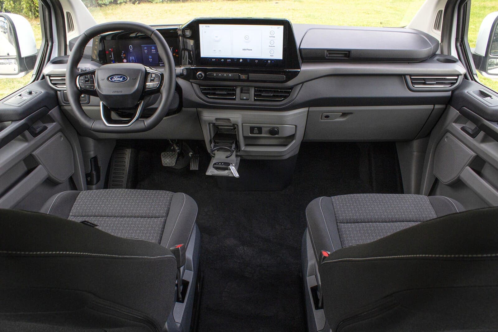 https://topmobility-stage-cms.s3.eu-central-1.amazonaws.com/ford_tourneo_custom_aut_interior_3da72bb3e4.jpg