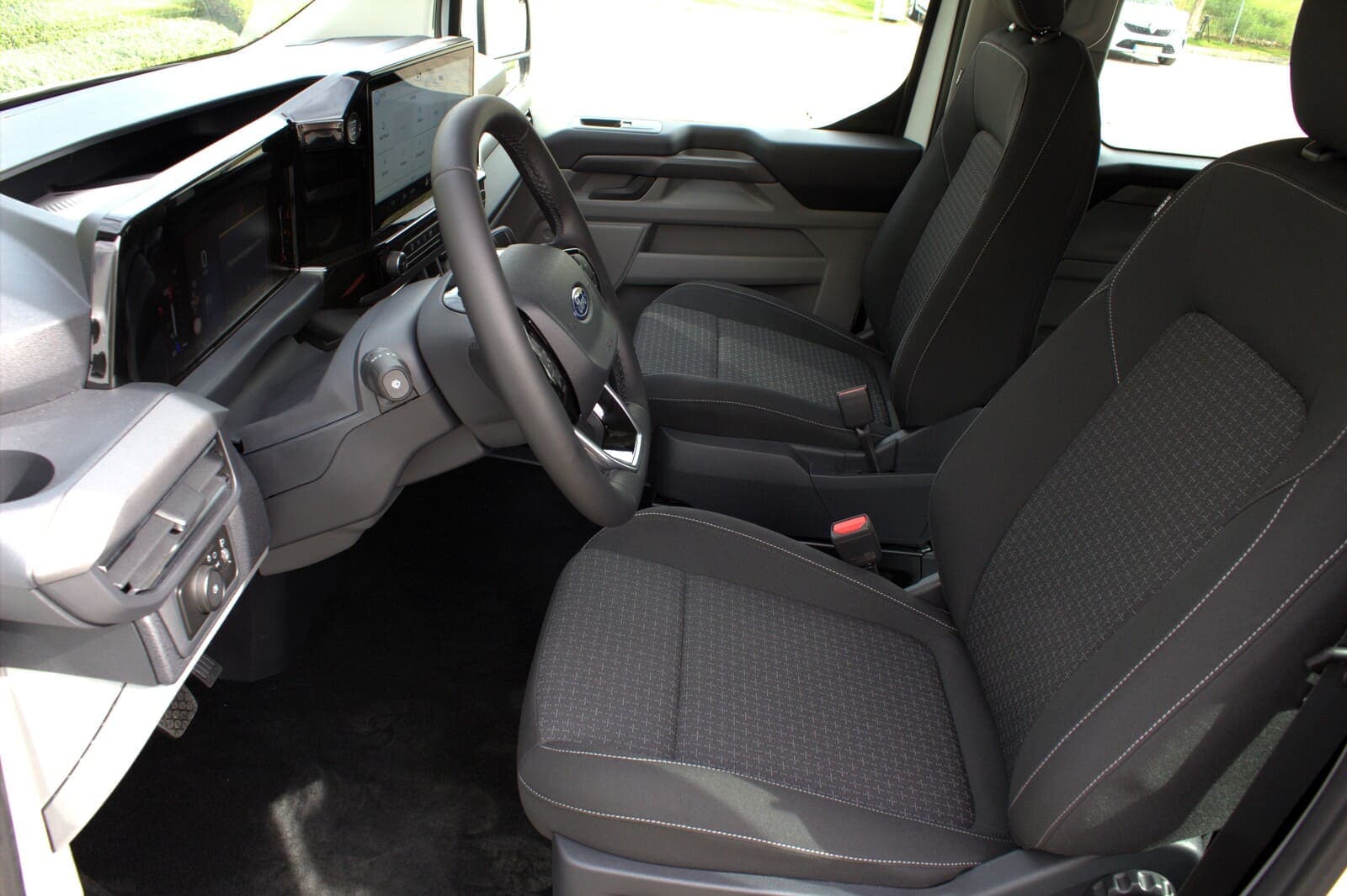 https://topmobility-stage-cms.s3.eu-central-1.amazonaws.com/ford_tourneo_custom_front_seats_6fe9da8c8d.jpg