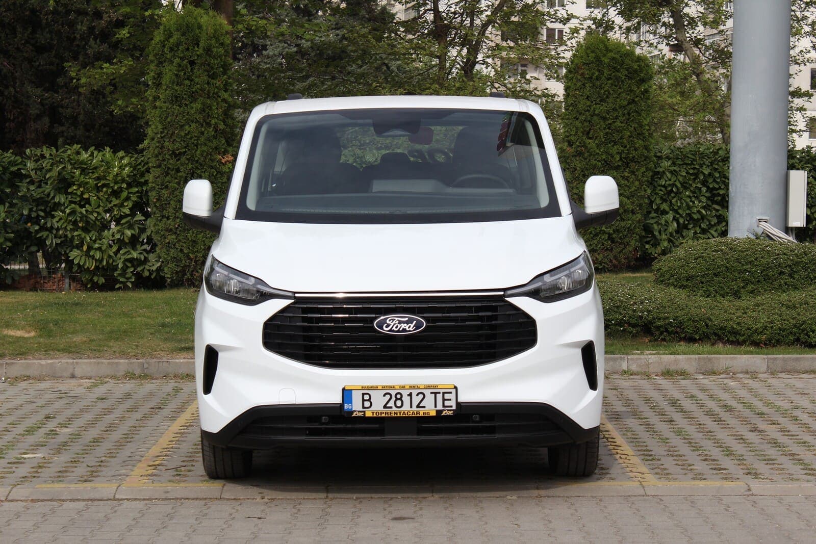https://topmobility-stage-cms.s3.eu-central-1.amazonaws.com/ford_tourneo_custom_front_view_2d05a9a93c.jpg