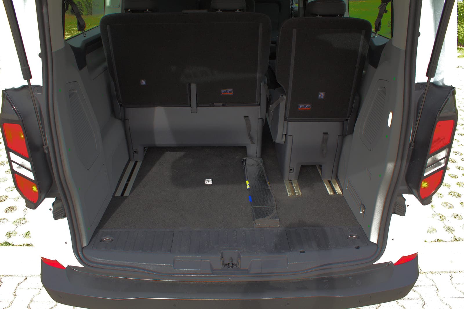 https://topmobility-stage-cms.s3.eu-central-1.amazonaws.com/ford_tourneo_custom_trunk_e260819676.jpg