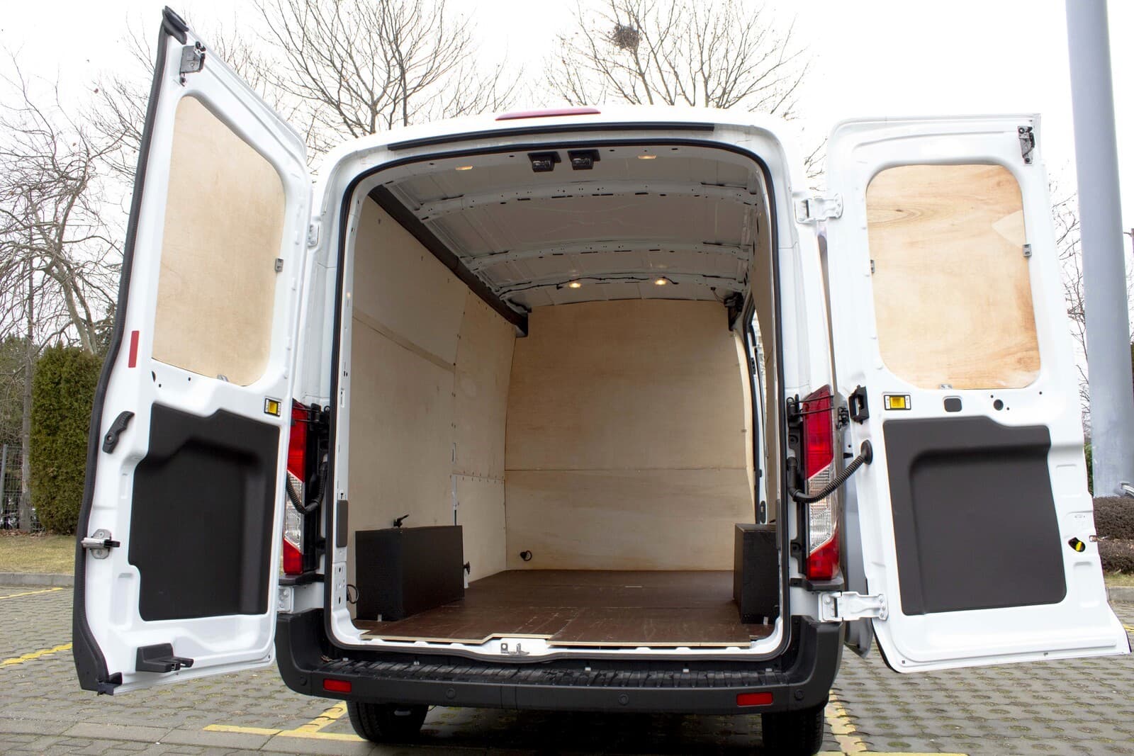 https://topmobility-stage-cms.s3.eu-central-1.amazonaws.com/ford_transit_back_opened_doors_0e69fb9dd7.jpg