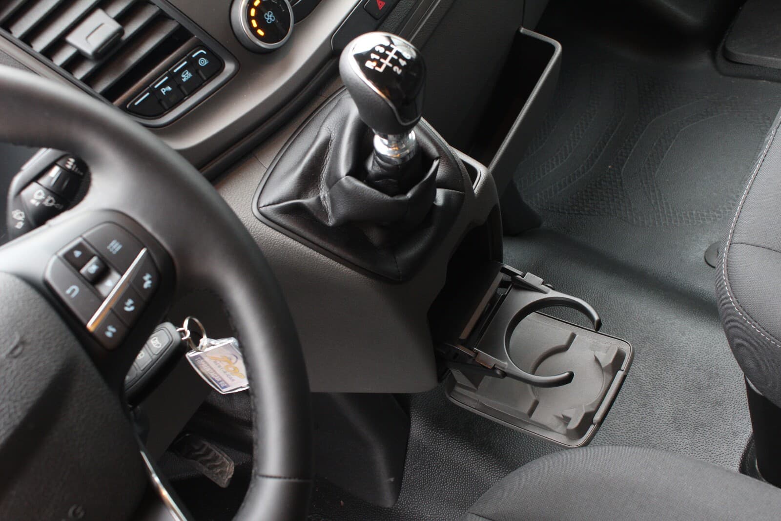 https://topmobility-stage-cms.s3.eu-central-1.amazonaws.com/ford_transit_cup_holder_8145ebfa98.jpg