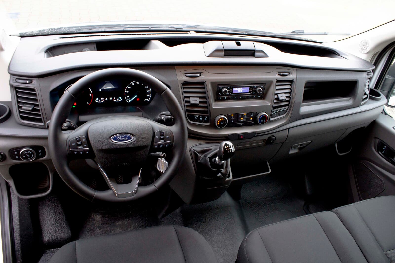 https://topmobility-stage-cms.s3.eu-central-1.amazonaws.com/ford_transit_dashboard_0a40a8df39.jpg
