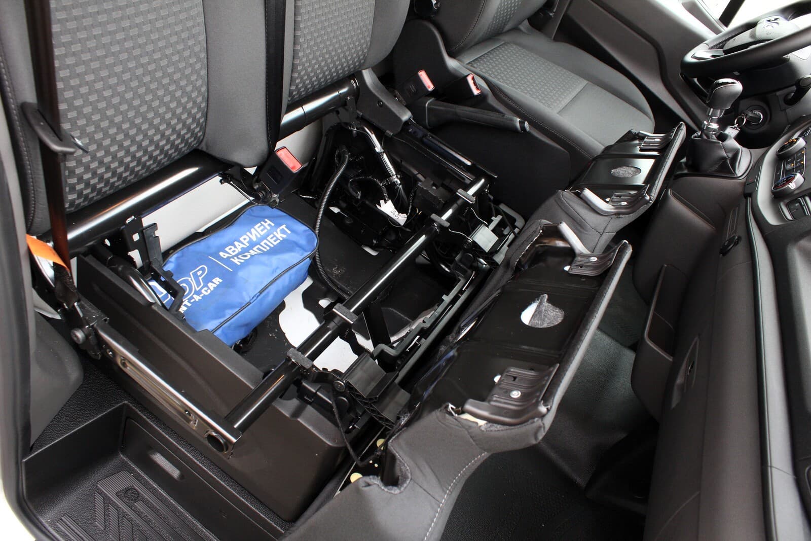https://topmobility-stage-cms.s3.eu-central-1.amazonaws.com/ford_transit_emergency_kit_56eefa91c1.jpg