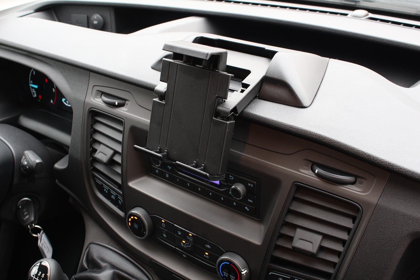 https://topmobility-stage-cms.s3.eu-central-1.amazonaws.com/ford_transit_phone_holder_8c8fbda6a4.jpg