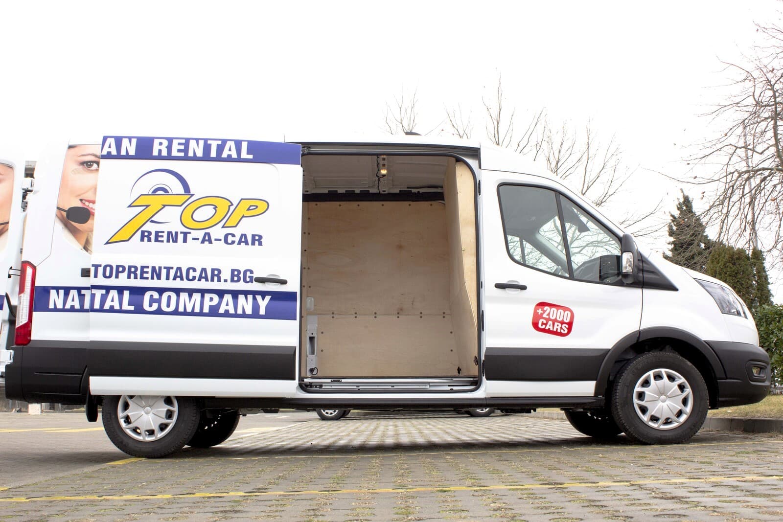 https://topmobility-stage-cms.s3.eu-central-1.amazonaws.com/ford_transit_side_door_4d1b4ba696.jpg