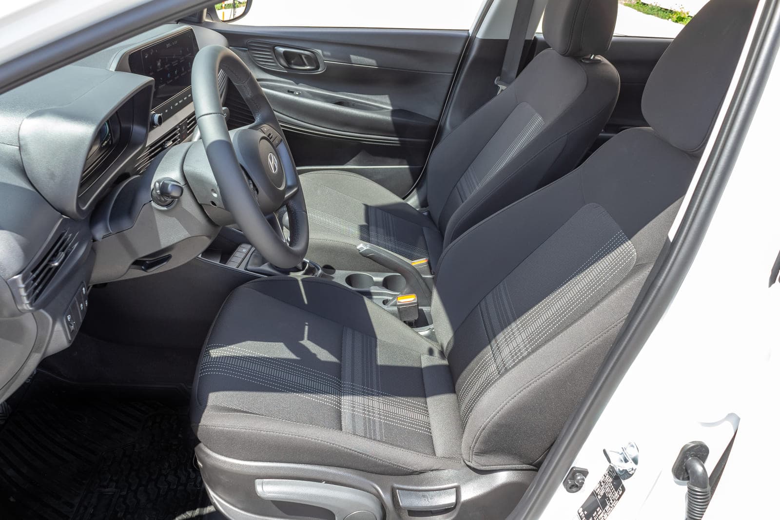 https://topmobility-stage-cms.s3.eu-central-1.amazonaws.com/hyundai_i20_2025_front_seats_e98a1e7534.jpg