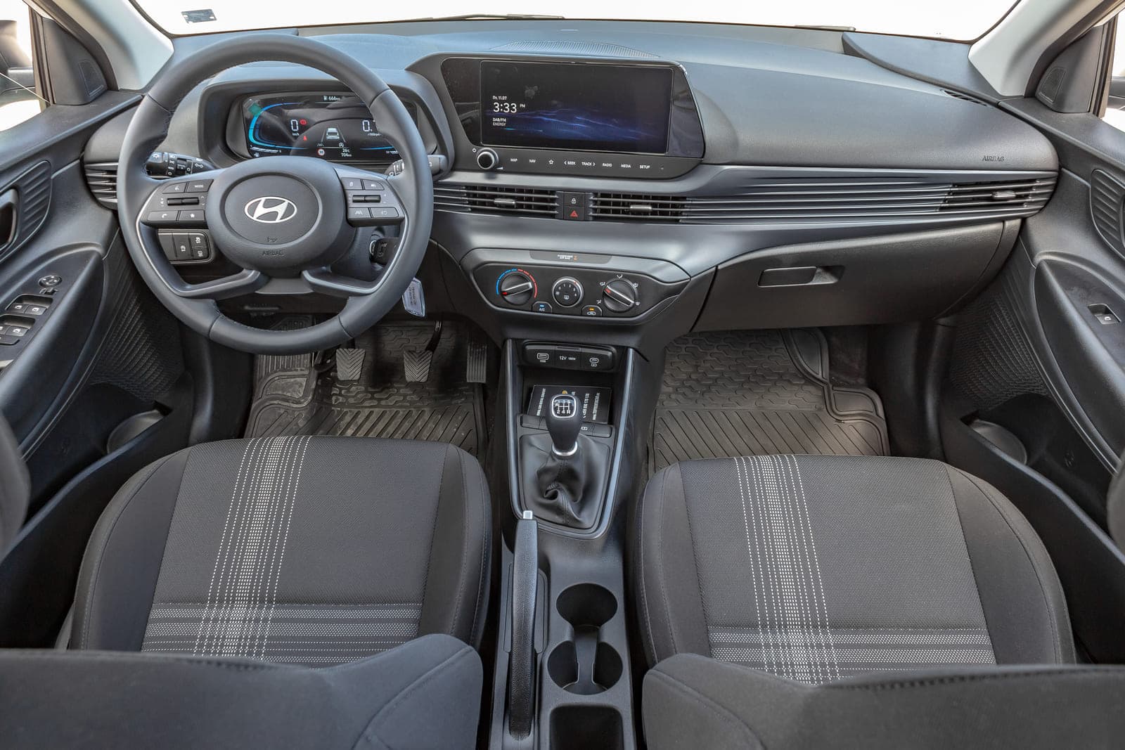 https://topmobility-stage-cms.s3.eu-central-1.amazonaws.com/hyundai_i20_2025_interior_b428d0f32c.jpg