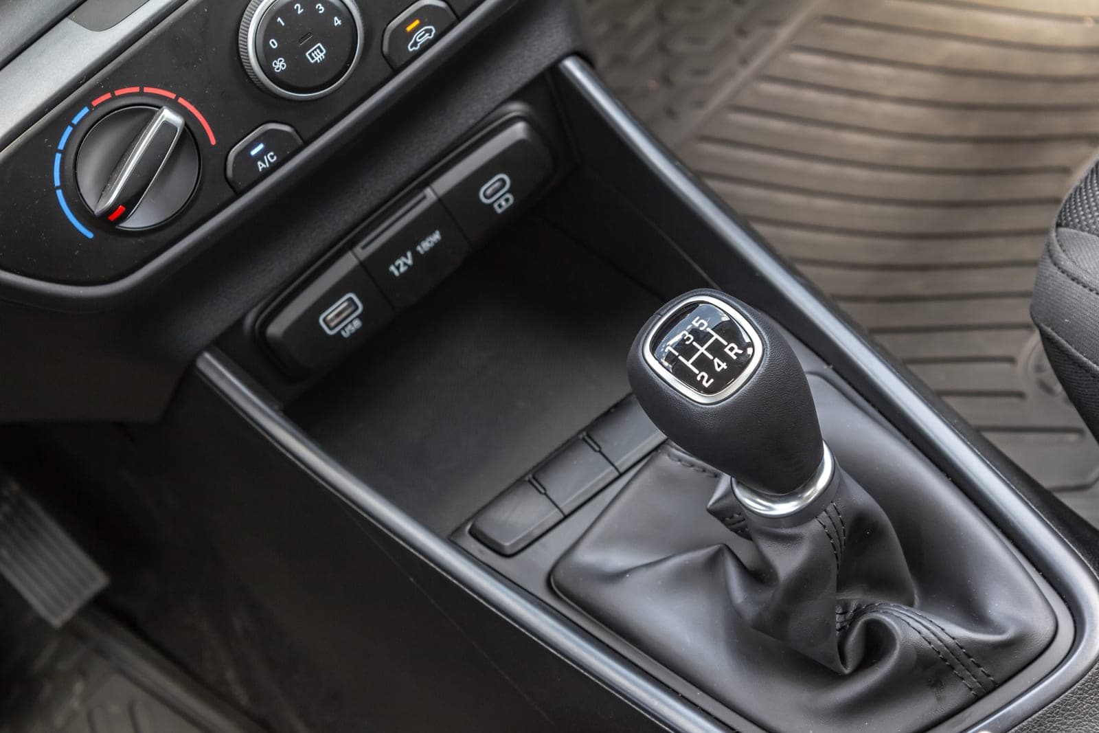 https://topmobility-stage-cms.s3.eu-central-1.amazonaws.com/hyundai_i20_2025_manual_gearbox_4b98614d06.jpg