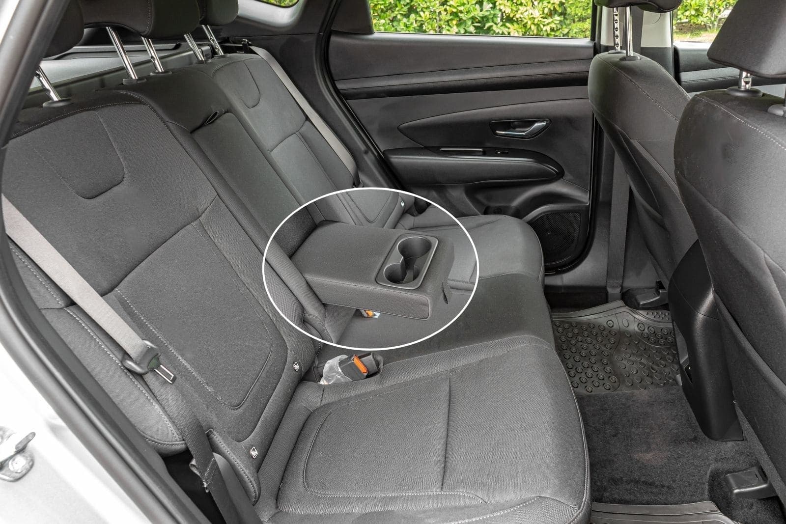 https://topmobility-stage-cms.s3.eu-central-1.amazonaws.com/hyundai_tucson_2025_back_seats_64cd48aea4.jpg