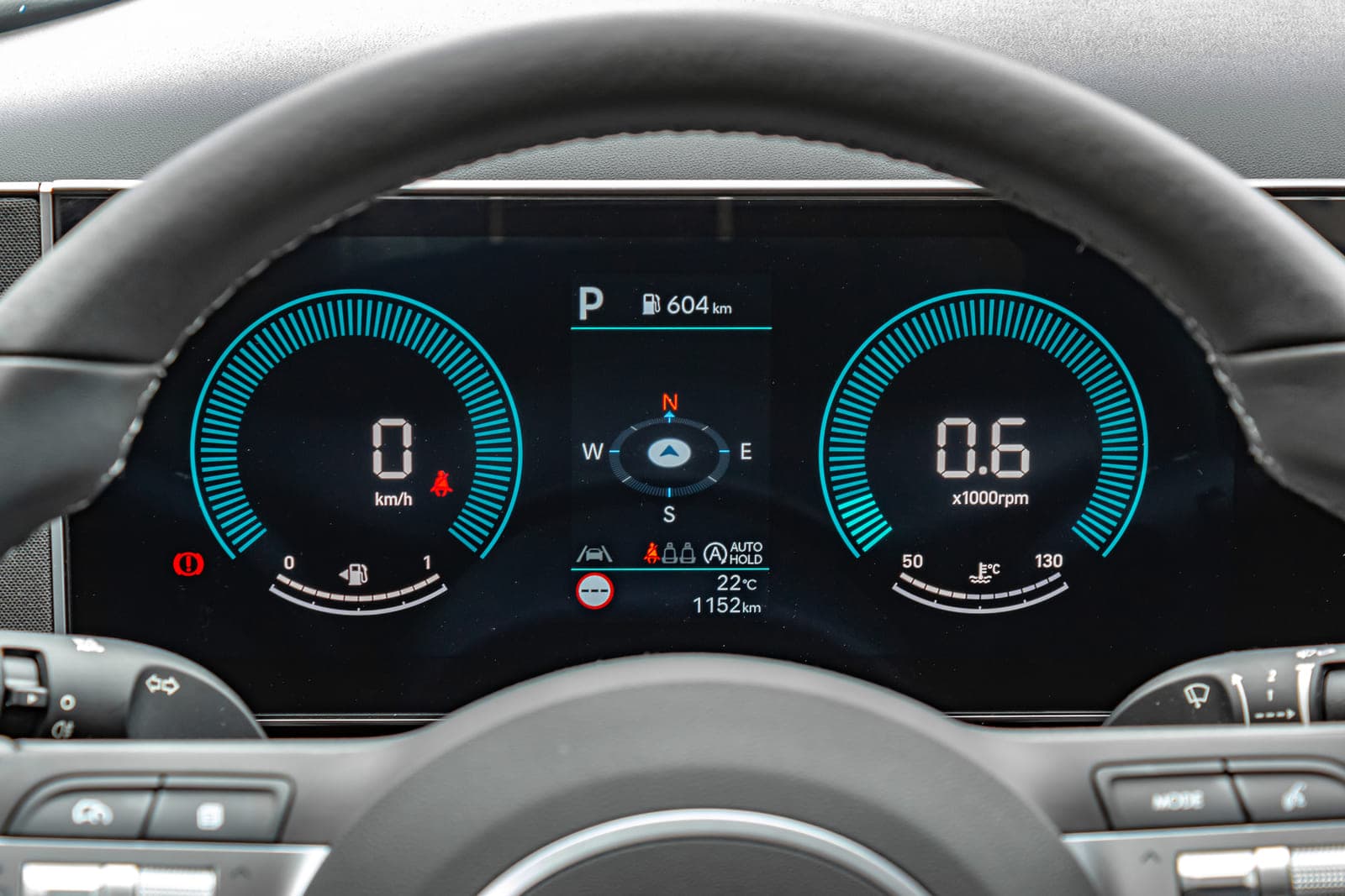 https://topmobility-stage-cms.s3.eu-central-1.amazonaws.com/hyundai_tucson_2025_dashboard_6514ca0937.jpg