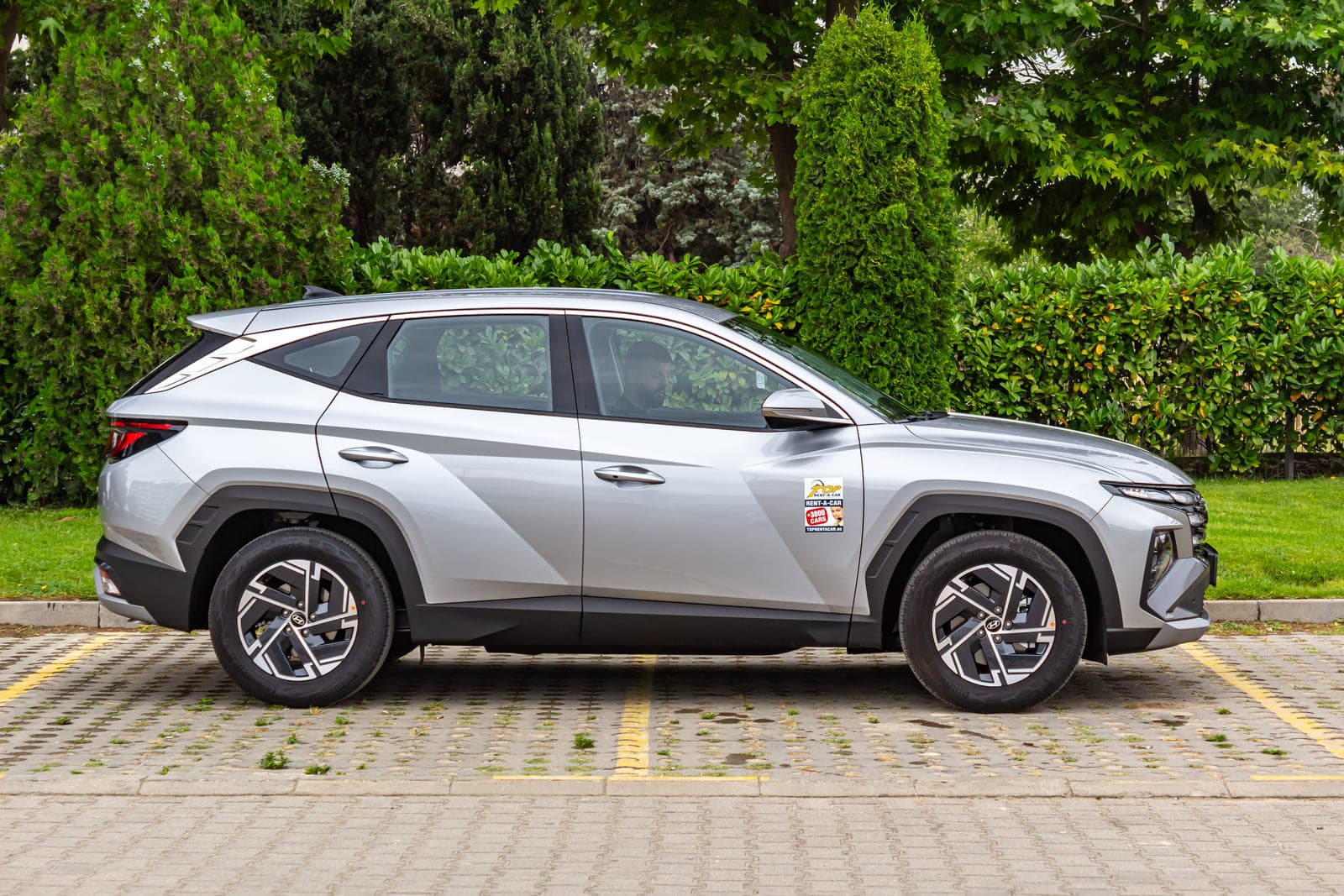 https://topmobility-stage-cms.s3.eu-central-1.amazonaws.com/hyundai_tucson_2025_side_view_a027571d95.jpg
