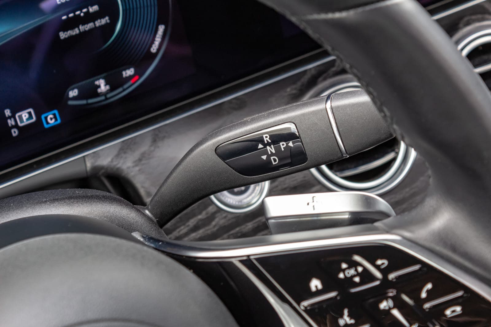https://topmobility-stage-cms.s3.eu-central-1.amazonaws.com/mercedes_benz_e_class_2021_automatic_gear_lever_b15fee04f2.jpg