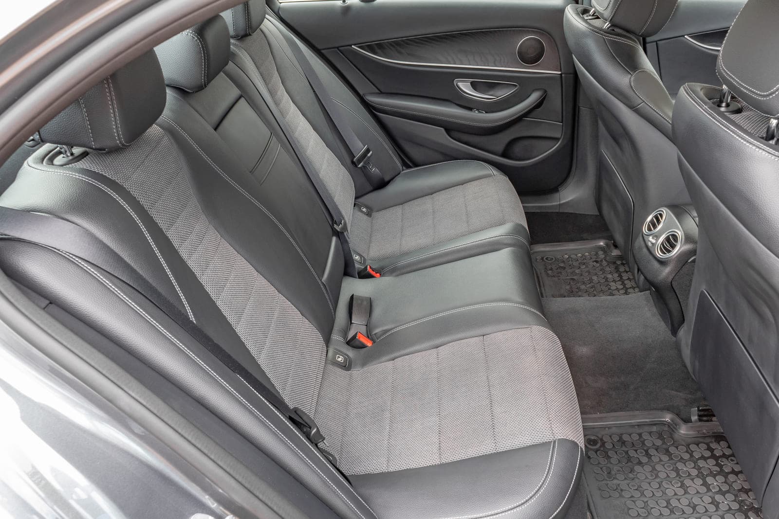 https://topmobility-stage-cms.s3.eu-central-1.amazonaws.com/mercedes_benz_e_class_2021_back_seats_4a5eae3af1.jpg