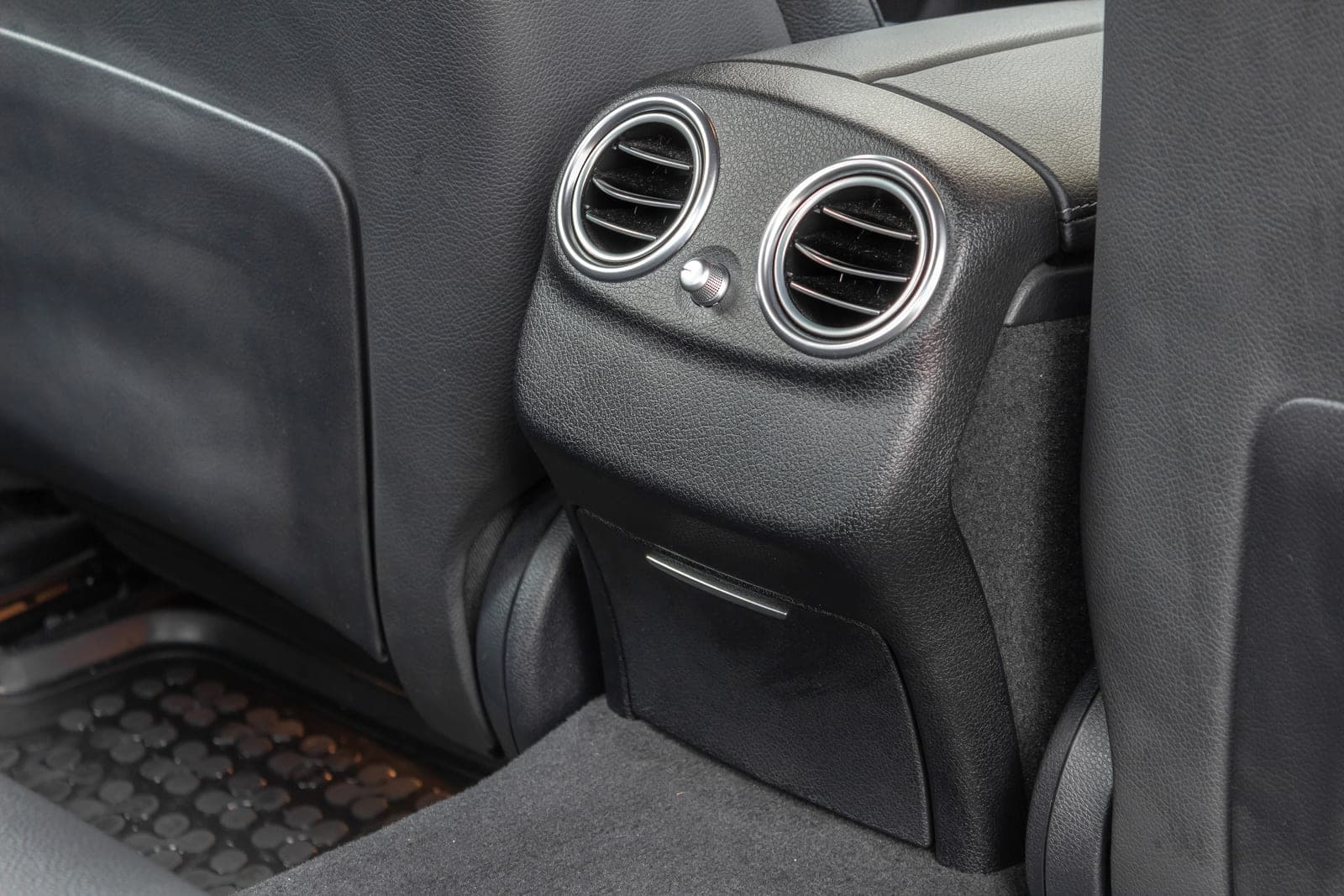 https://topmobility-stage-cms.s3.eu-central-1.amazonaws.com/mercedes_benz_e_class_2021_back_seats_ac_ea447d5e4b.jpg