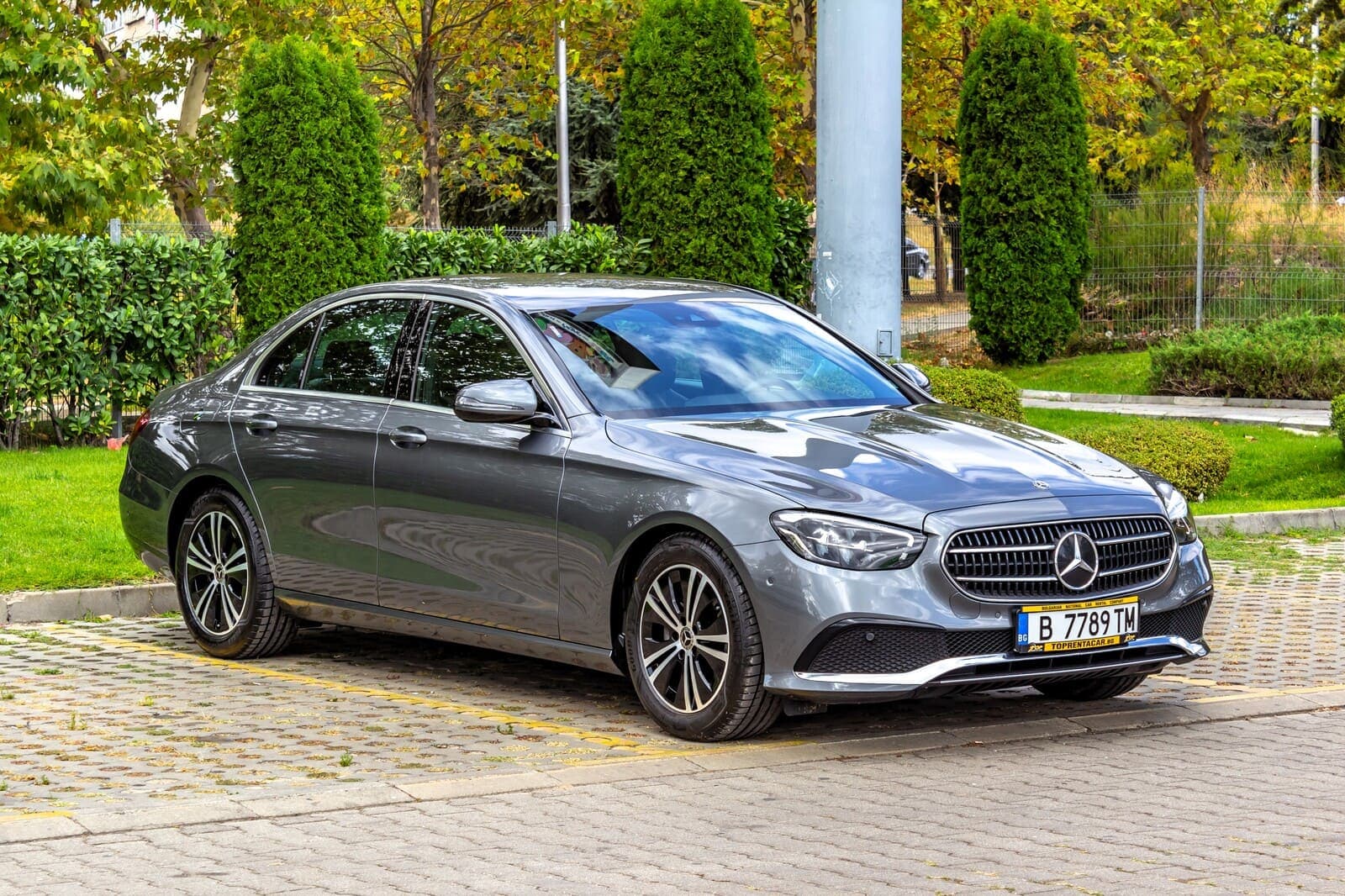 https://topmobility-stage-cms.s3.eu-central-1.amazonaws.com/mercedes_benz_e_class_2021_for_rent_03dc87cbac.jpg