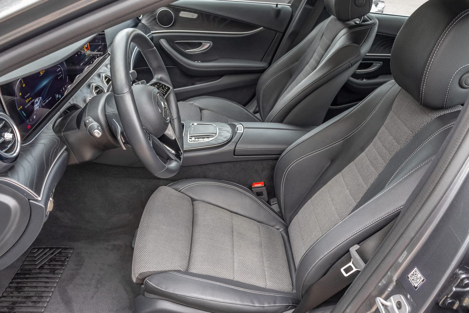 https://topmobility-stage-cms.s3.eu-central-1.amazonaws.com/mercedes_benz_e_class_2021_front_seats_bf9bef5e99.jpg