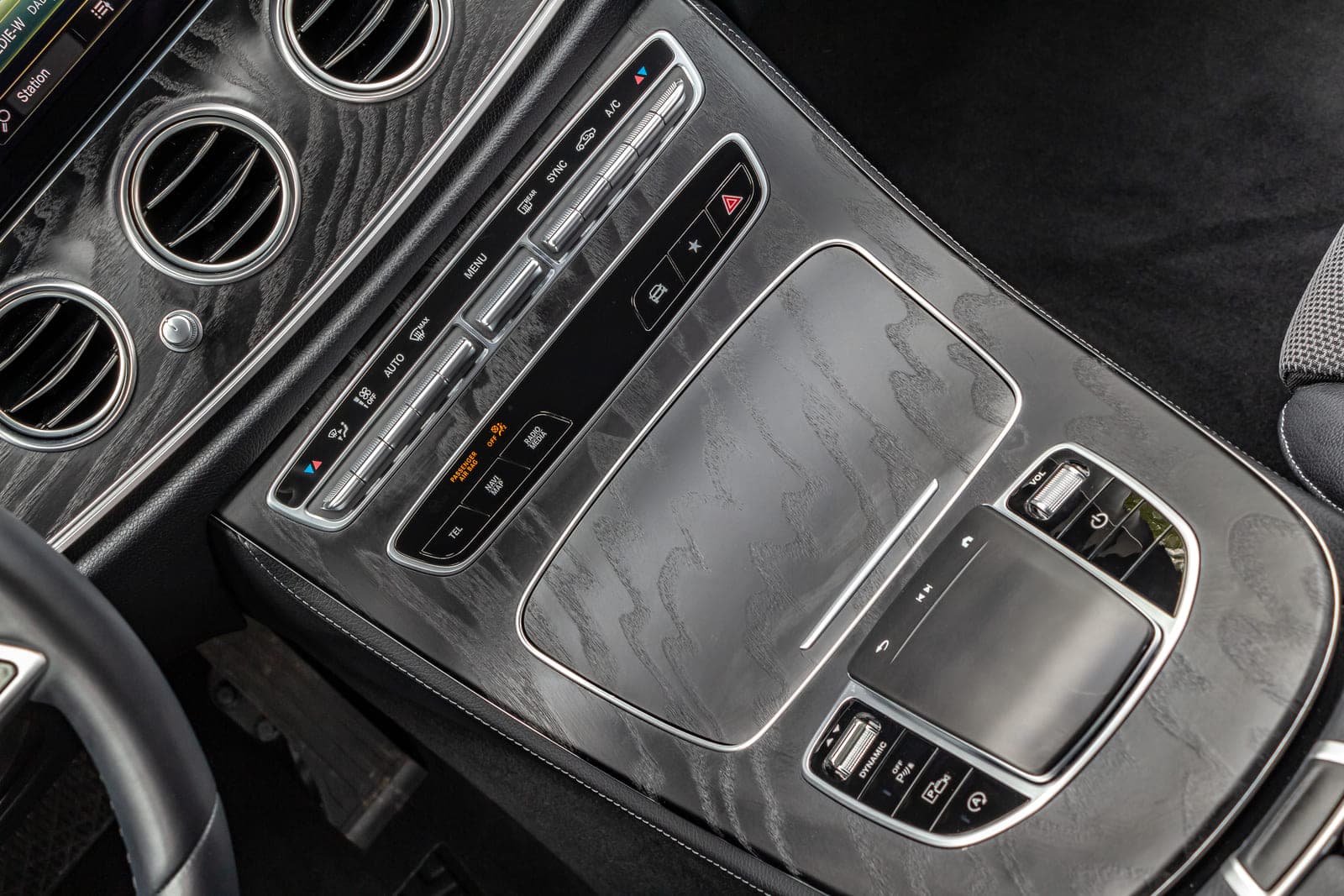 https://topmobility-stage-cms.s3.eu-central-1.amazonaws.com/mercedes_benz_e_class_2021_interior_details_7a73a0e564.jpg