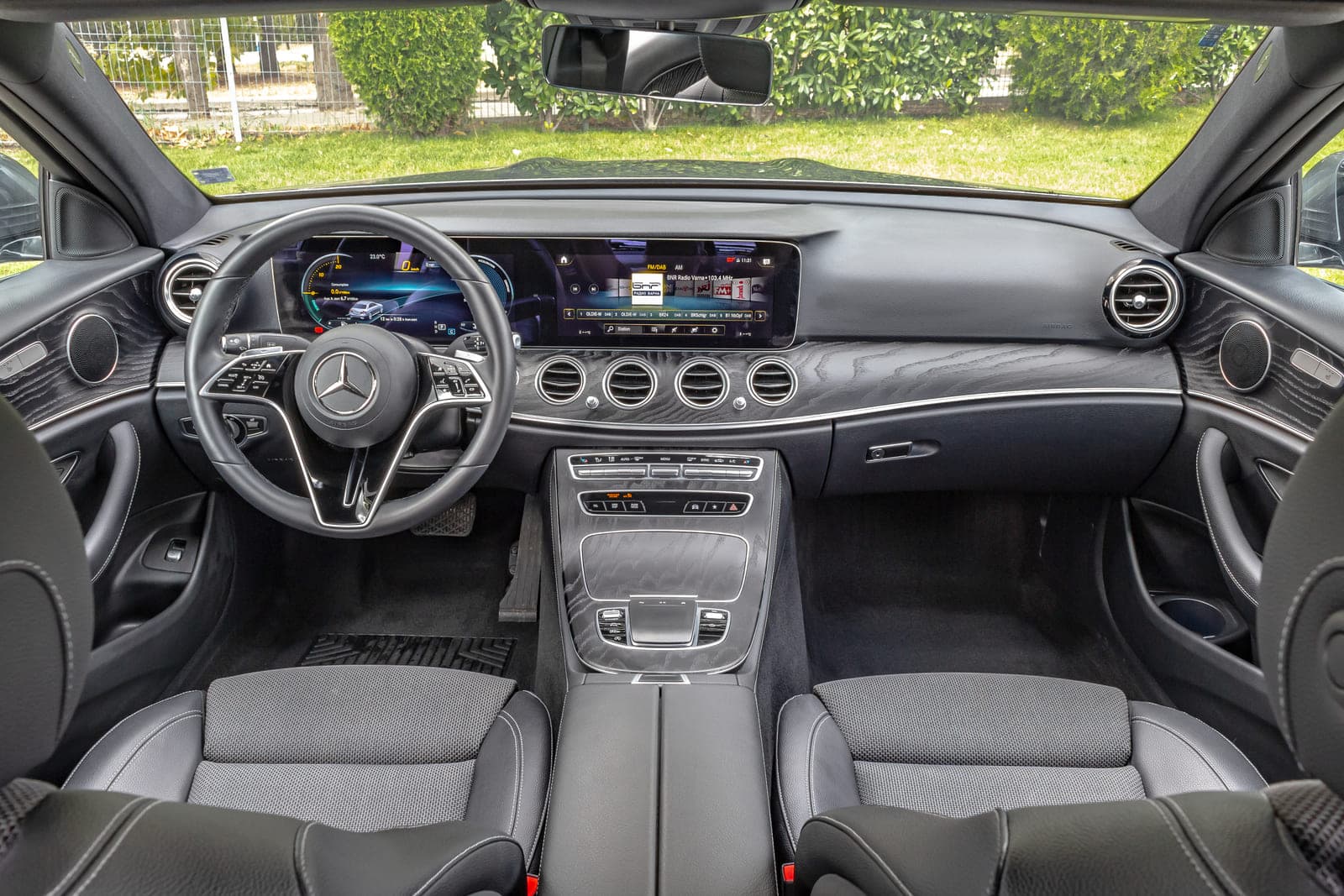 https://topmobility-stage-cms.s3.eu-central-1.amazonaws.com/mercedes_benz_e_class_2021_interior_eaab81b140.jpg