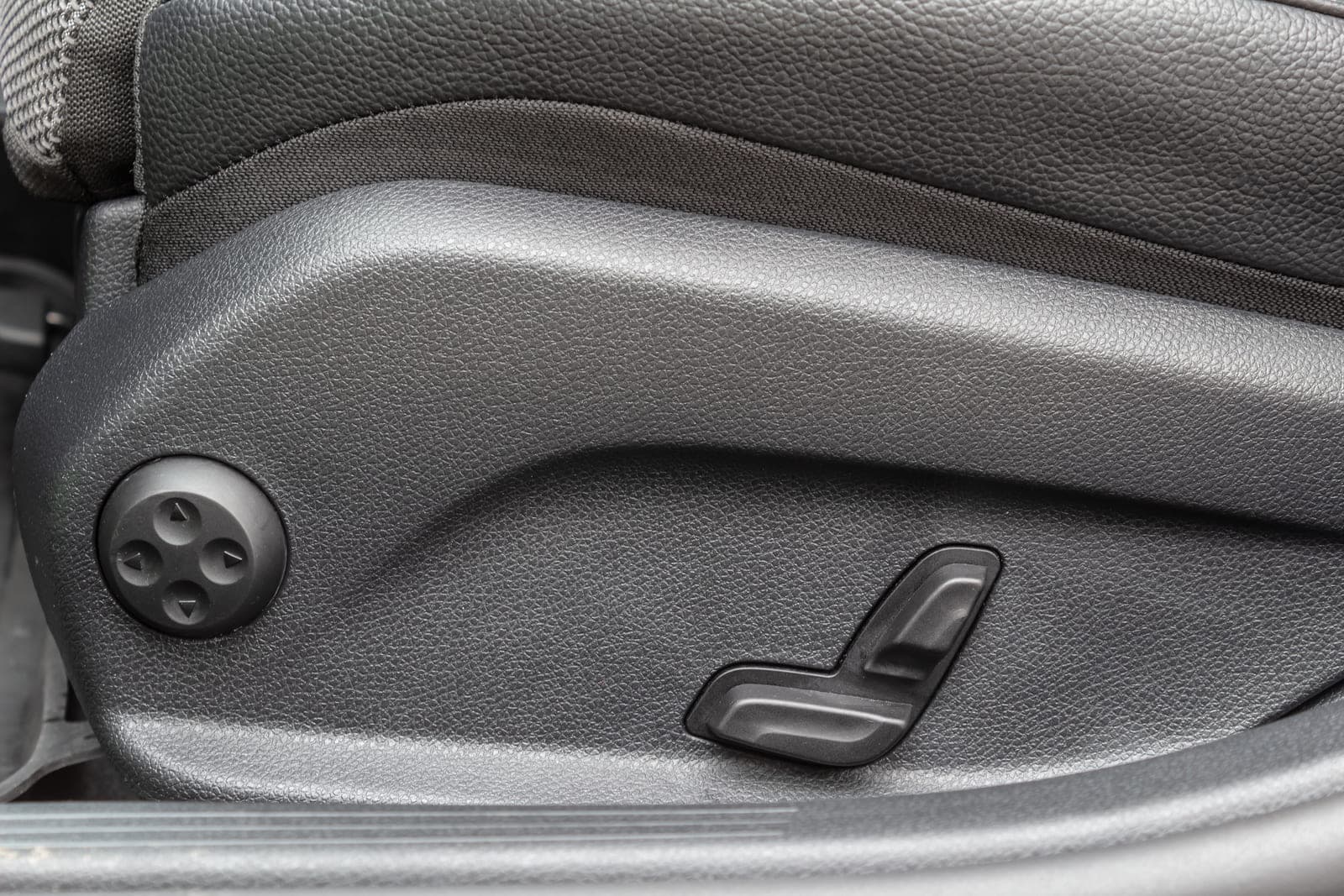 https://topmobility-stage-cms.s3.eu-central-1.amazonaws.com/mercedes_benz_e_class_2021_seat_control_d7410e9794.jpg
