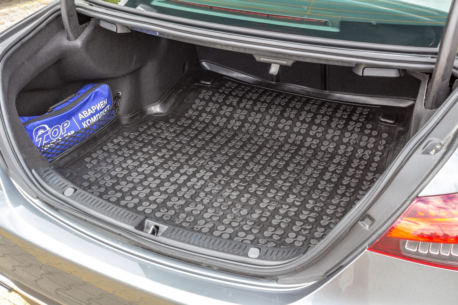 https://topmobility-stage-cms.s3.eu-central-1.amazonaws.com/mercedes_benz_e_class_2021_trunk_afc3e37c60.jpg