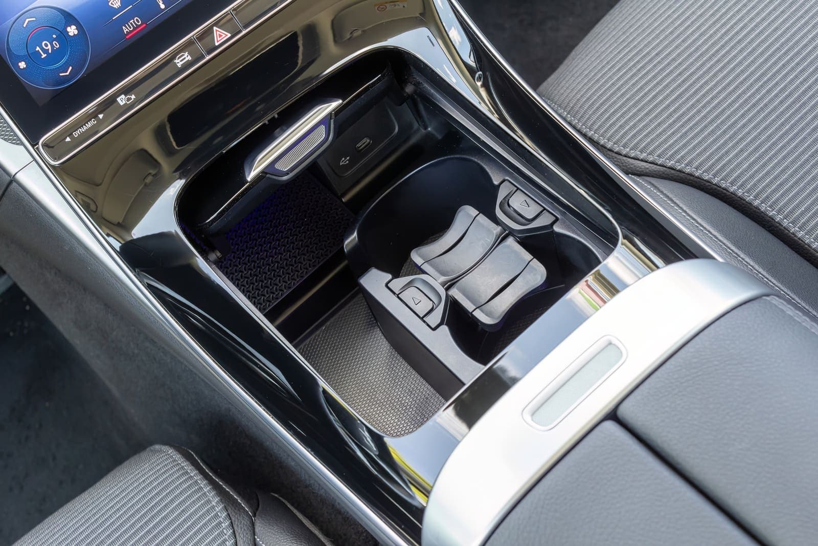 https://topmobility-stage-cms.s3.eu-central-1.amazonaws.com/mercedes_c_class_interior_details_4840a8b587.jpg