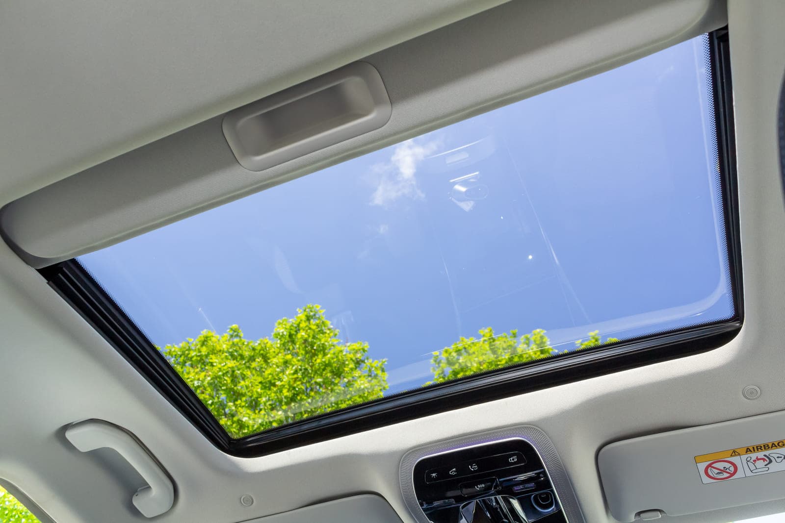 https://topmobility-stage-cms.s3.eu-central-1.amazonaws.com/mercedes_c_class_panoramic_roof_02fa420c79.jpg