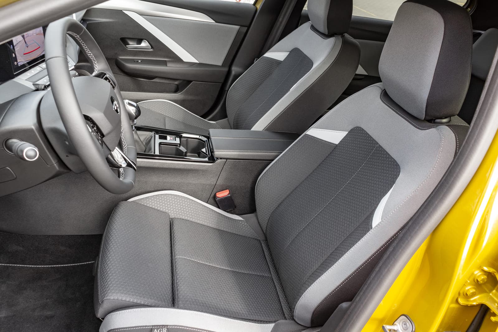 https://topmobility-stage-cms.s3.eu-central-1.amazonaws.com/opel_astra_front_seats_32faa447ba.jpg