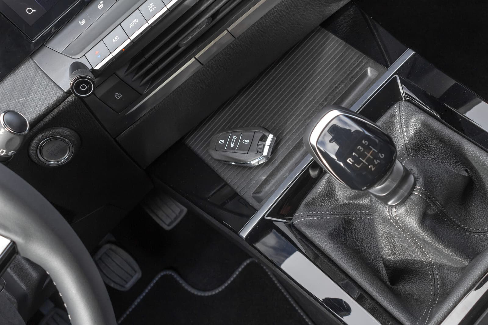 https://topmobility-stage-cms.s3.eu-central-1.amazonaws.com/opel_astra_manual_gearbox_7244b06f67.jpg