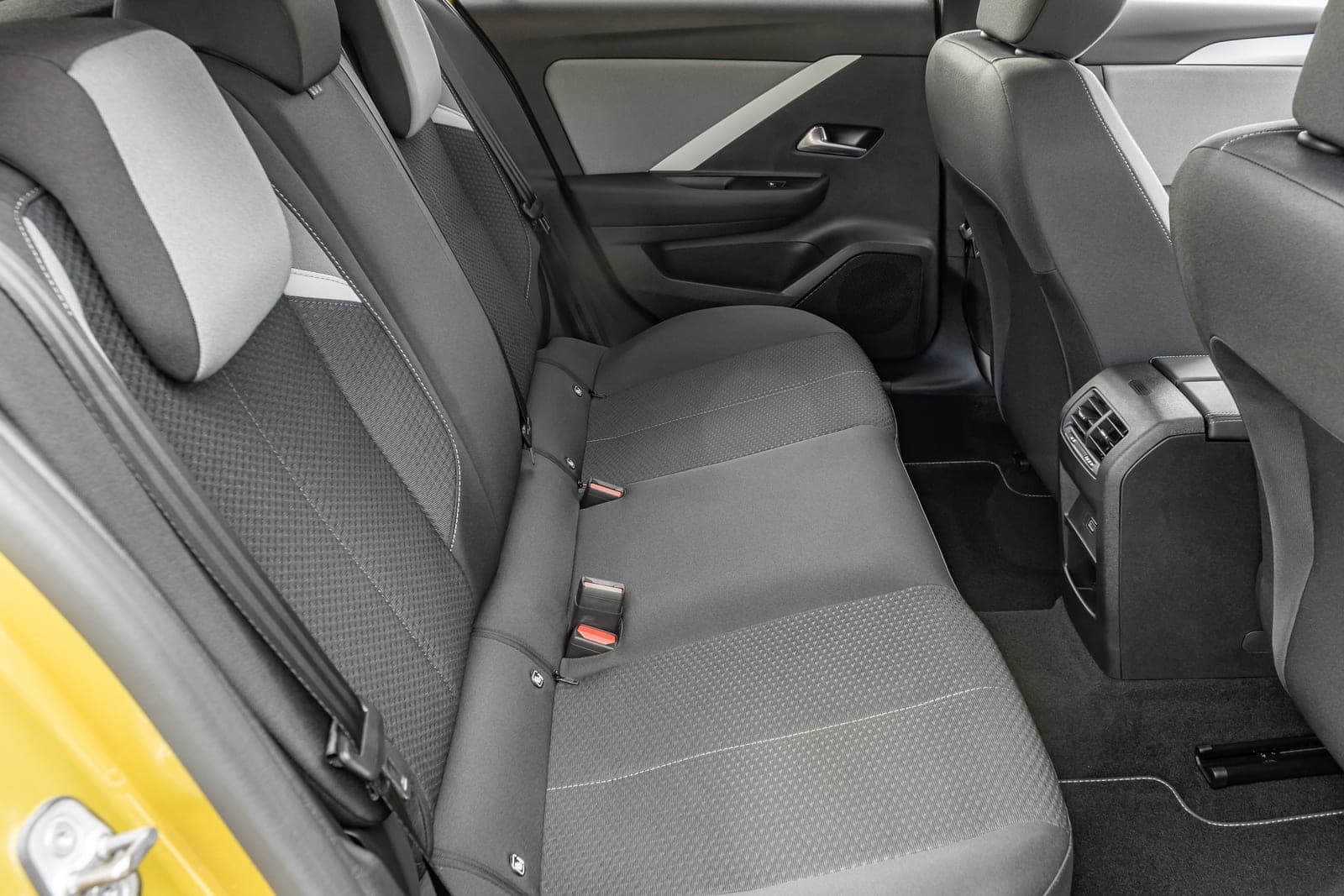 https://topmobility-stage-cms.s3.eu-central-1.amazonaws.com/opel_astra_rear_seats_d25c119d7a.jpg