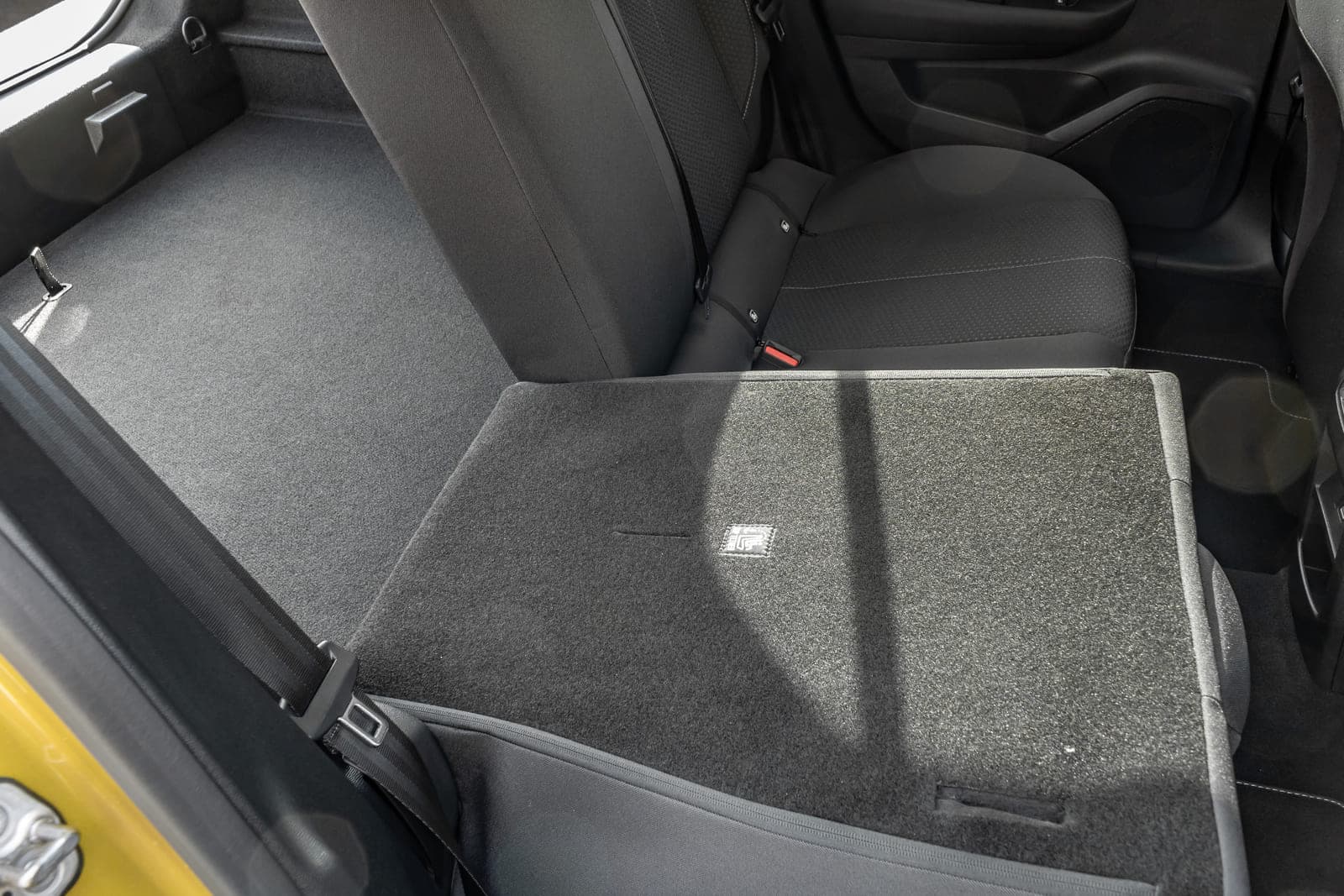 https://topmobility-stage-cms.s3.eu-central-1.amazonaws.com/opel_astra_rear_seats_folding_c371e21b41.jpg