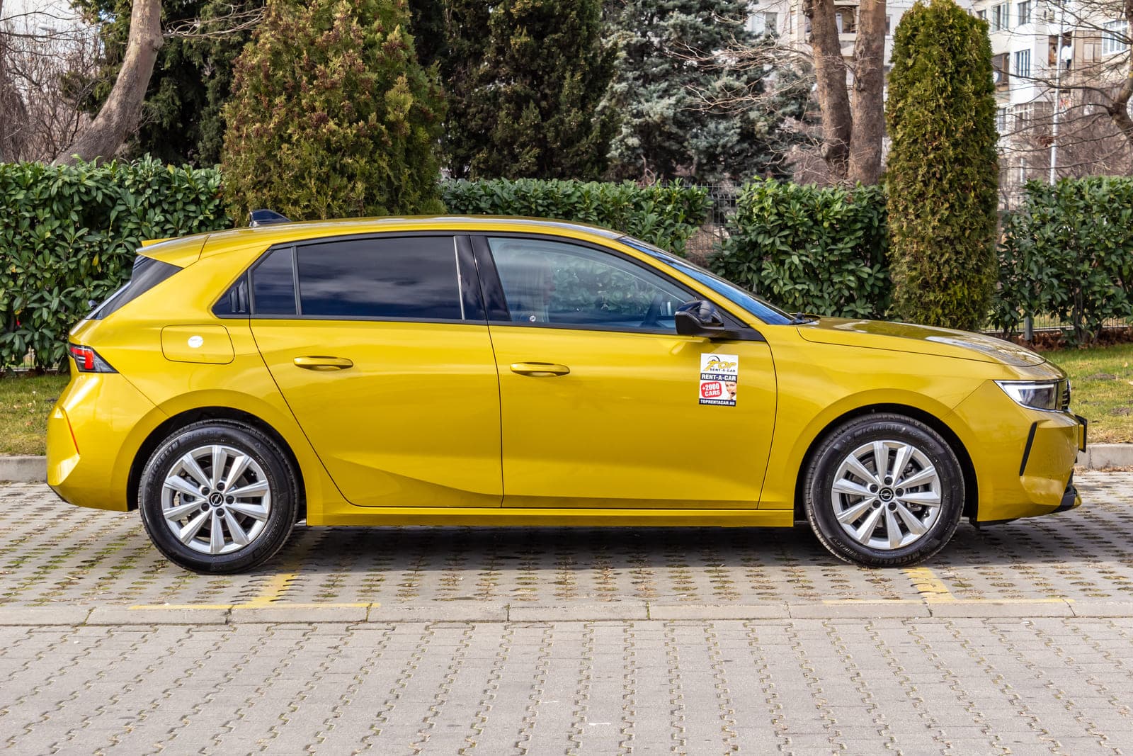 https://topmobility-stage-cms.s3.eu-central-1.amazonaws.com/opel_astra_side_view_627fb839f5.jpg