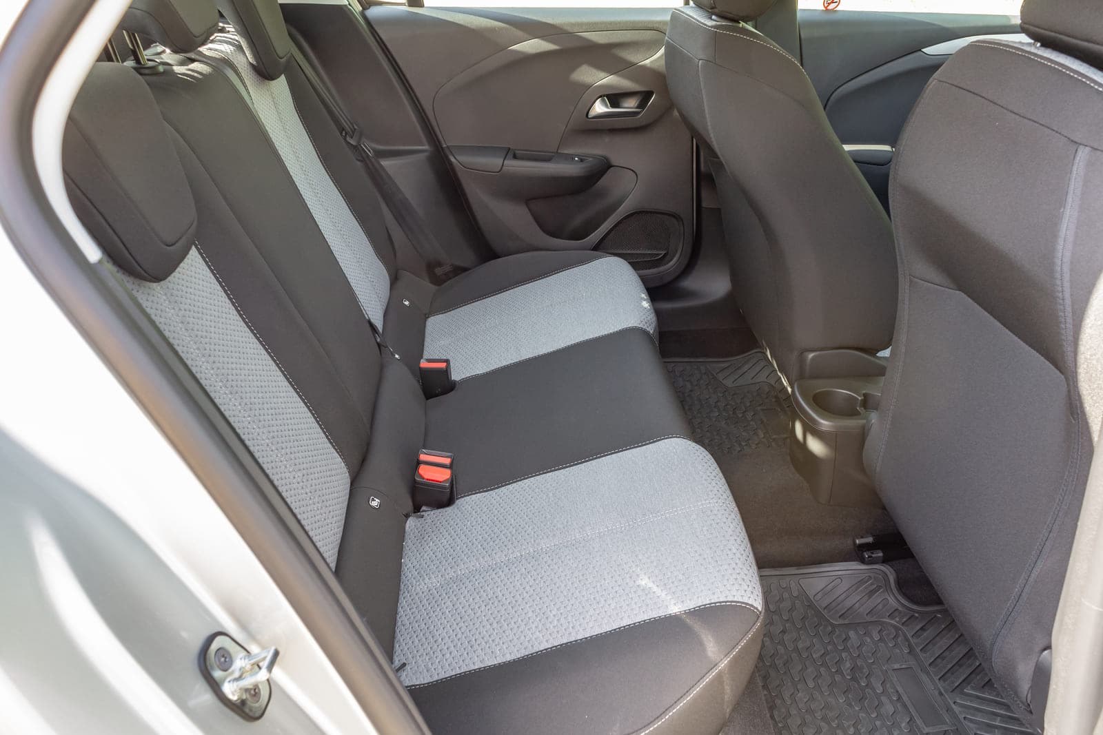 https://topmobility-stage-cms.s3.eu-central-1.amazonaws.com/opel_corsa_automatic_back_seats_ab825e6b95.jpg