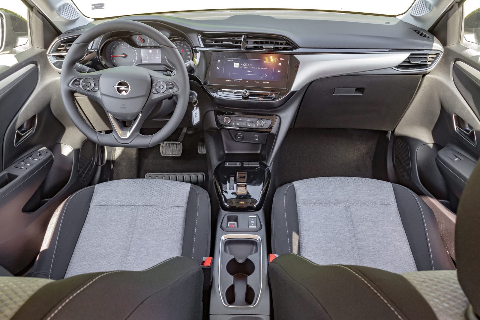 https://topmobility-stage-cms.s3.eu-central-1.amazonaws.com/opel_corsa_automatic_interior_65dbbb0743.jpg