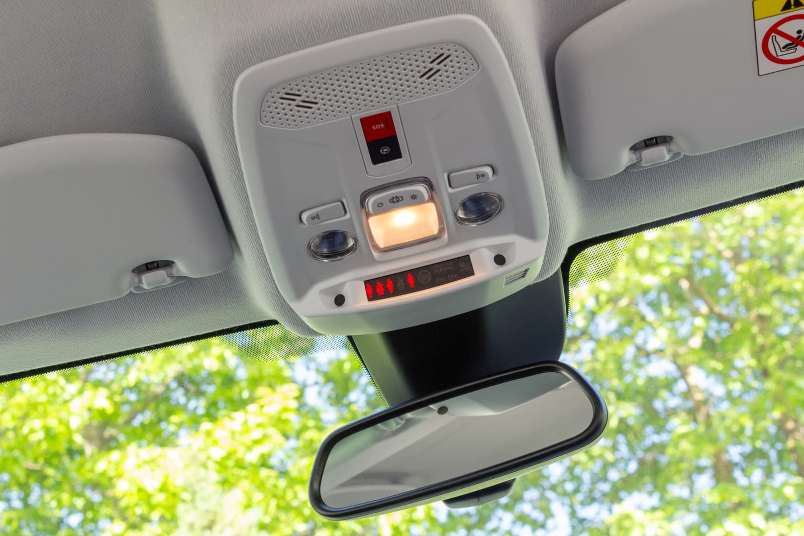 https://topmobility-stage-cms.s3.eu-central-1.amazonaws.com/opel_corsa_automatic_interior_element_7880ab59c5.jpg