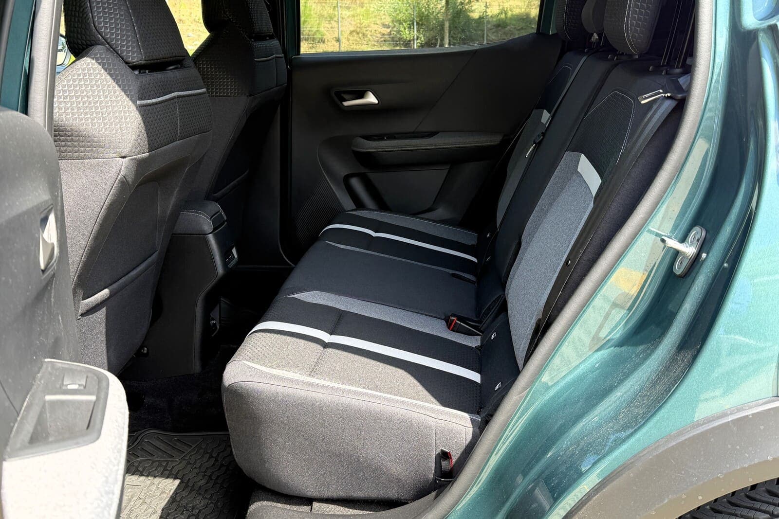 https://topmobility-stage-cms.s3.eu-central-1.amazonaws.com/opel_frontera_back_seats_b72dd9d8aa.jpg