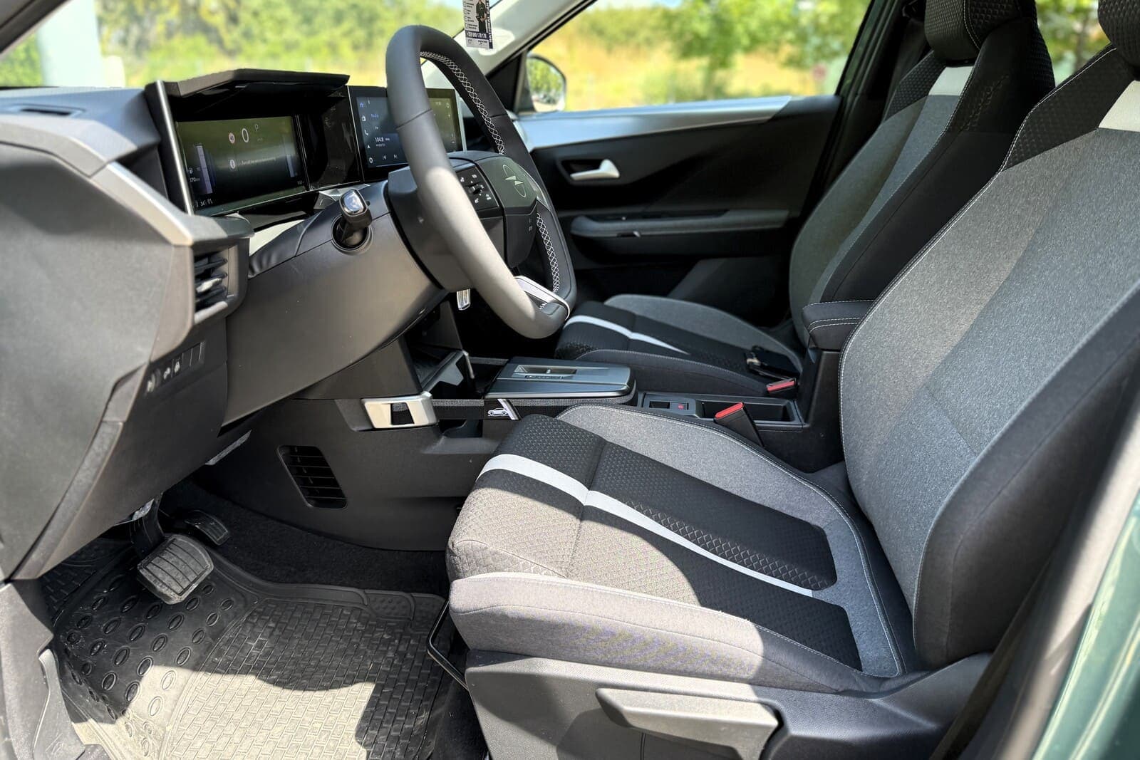 https://topmobility-stage-cms.s3.eu-central-1.amazonaws.com/opel_frontera_front_seats_341a1abe75.jpg