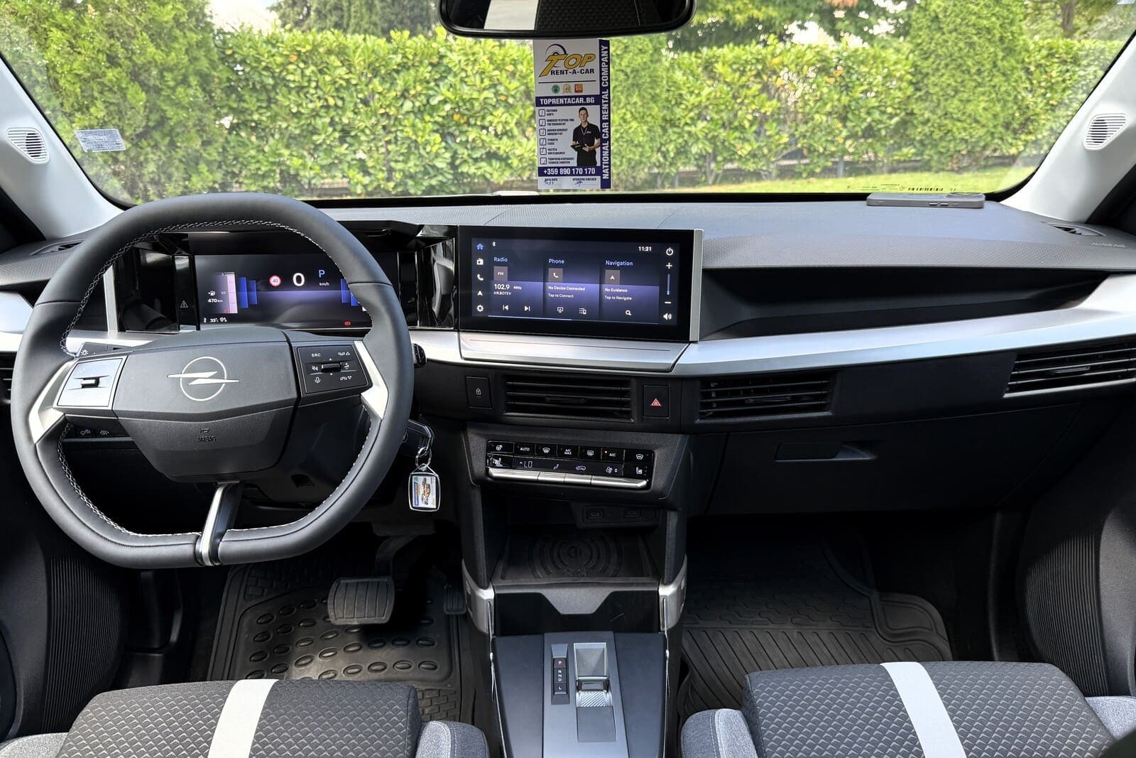 https://topmobility-stage-cms.s3.eu-central-1.amazonaws.com/opel_frontera_interior_cc48cbc89a.jpg