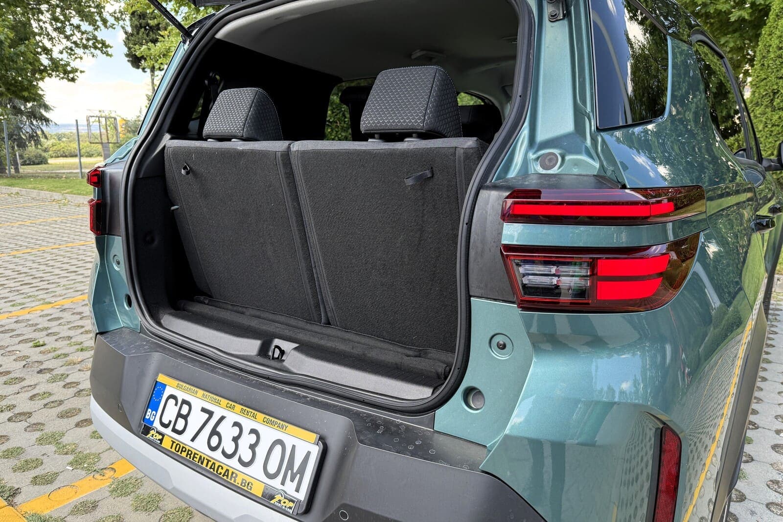 https://topmobility-stage-cms.s3.eu-central-1.amazonaws.com/opel_frontera_trunk_65368709a8.jpg
