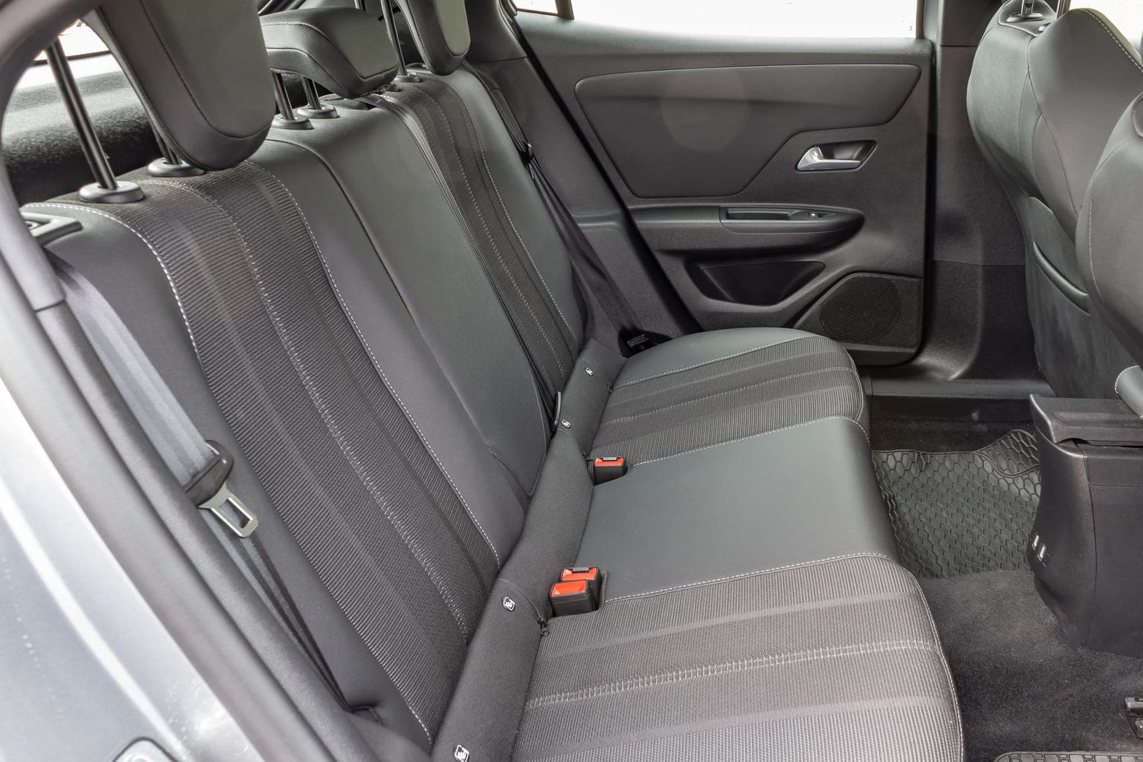 https://topmobility-stage-cms.s3.eu-central-1.amazonaws.com/opel_mokka_aut_back_seats_bb526a52c1.jpg
