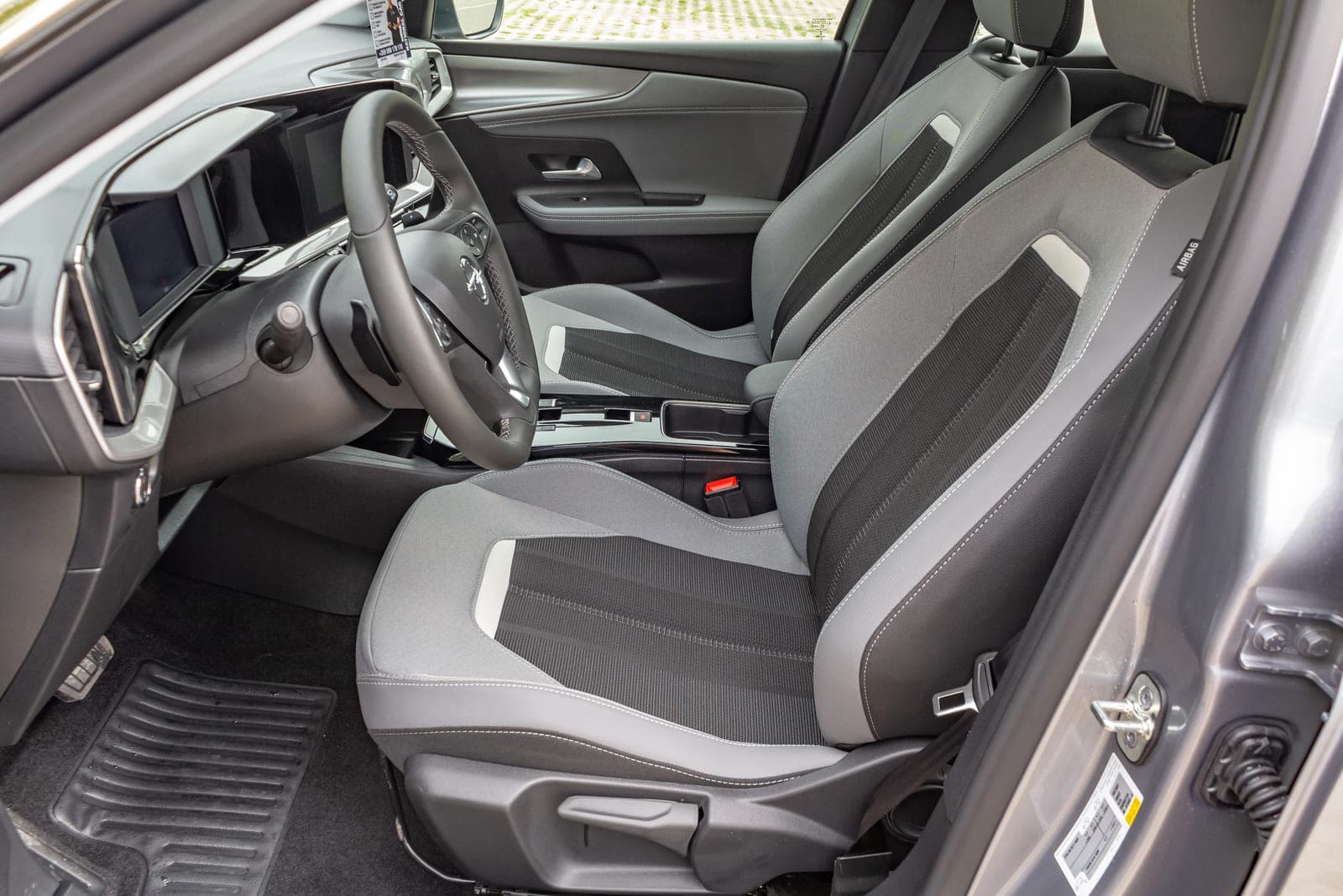 https://topmobility-stage-cms.s3.eu-central-1.amazonaws.com/opel_mokka_aut_front_seats_551f6be7c9.jpg