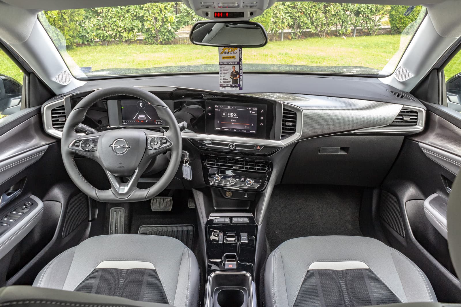 https://topmobility-stage-cms.s3.eu-central-1.amazonaws.com/opel_mokka_aut_interior_98cc2c1a86.jpg