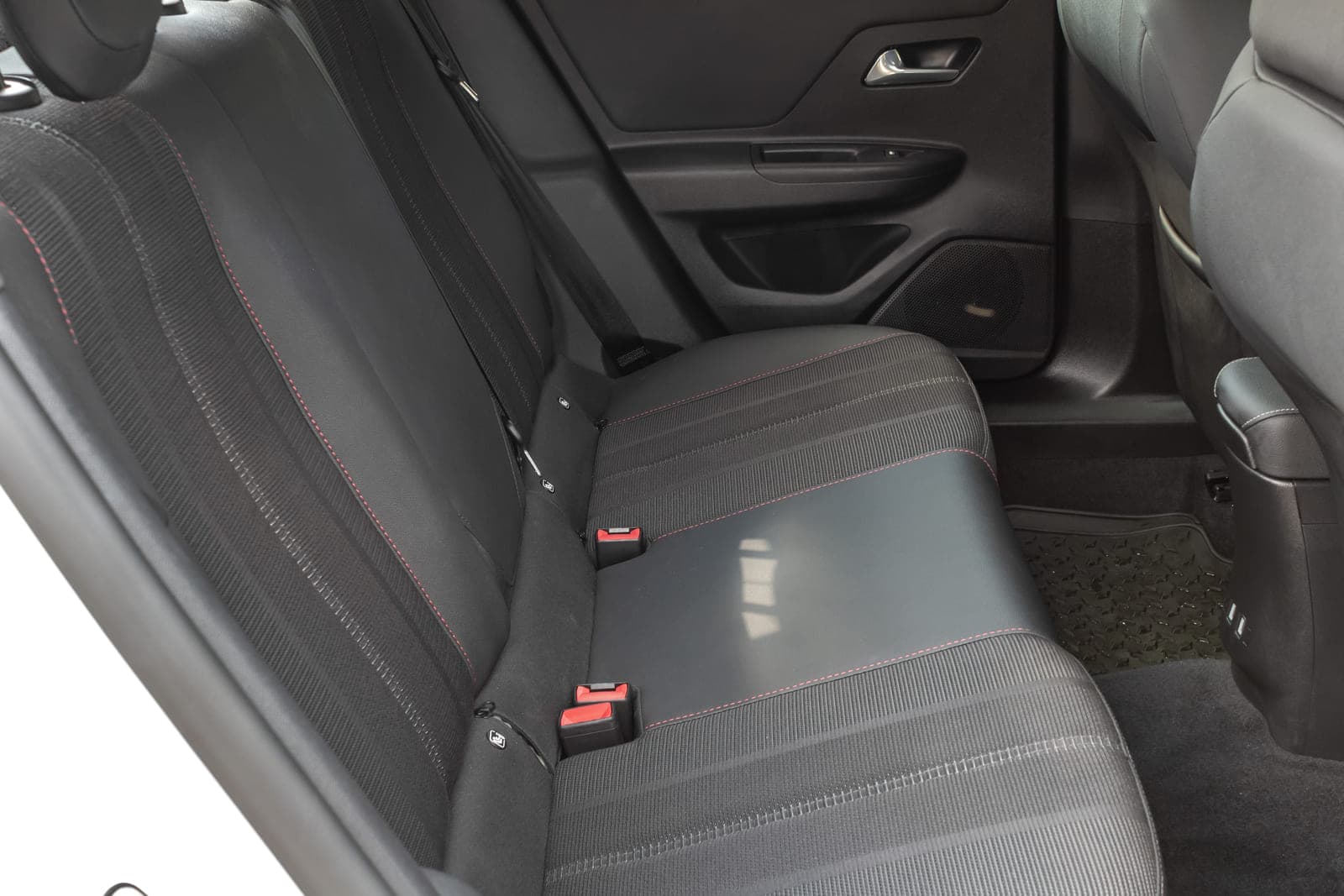 https://topmobility-stage-cms.s3.eu-central-1.amazonaws.com/opel_mokka_manual_back_seats_7498556cc5.jpg