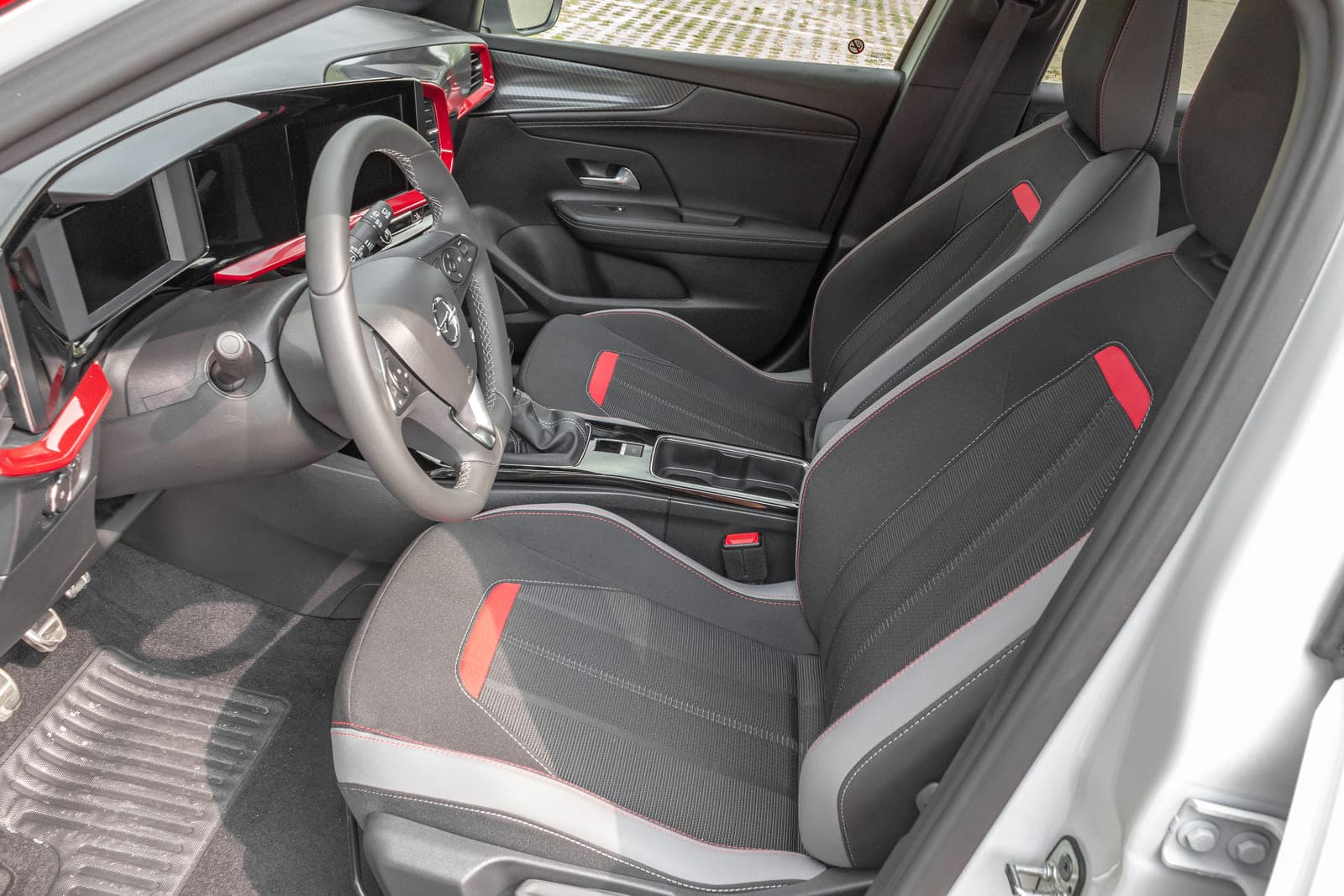 https://topmobility-stage-cms.s3.eu-central-1.amazonaws.com/opel_mokka_manual_front_seats_Copy_a624a66b49.jpg