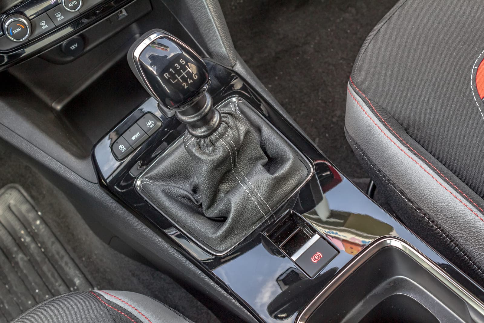 https://topmobility-stage-cms.s3.eu-central-1.amazonaws.com/opel_mokka_manual_gearbox_65fd487db1.jpg